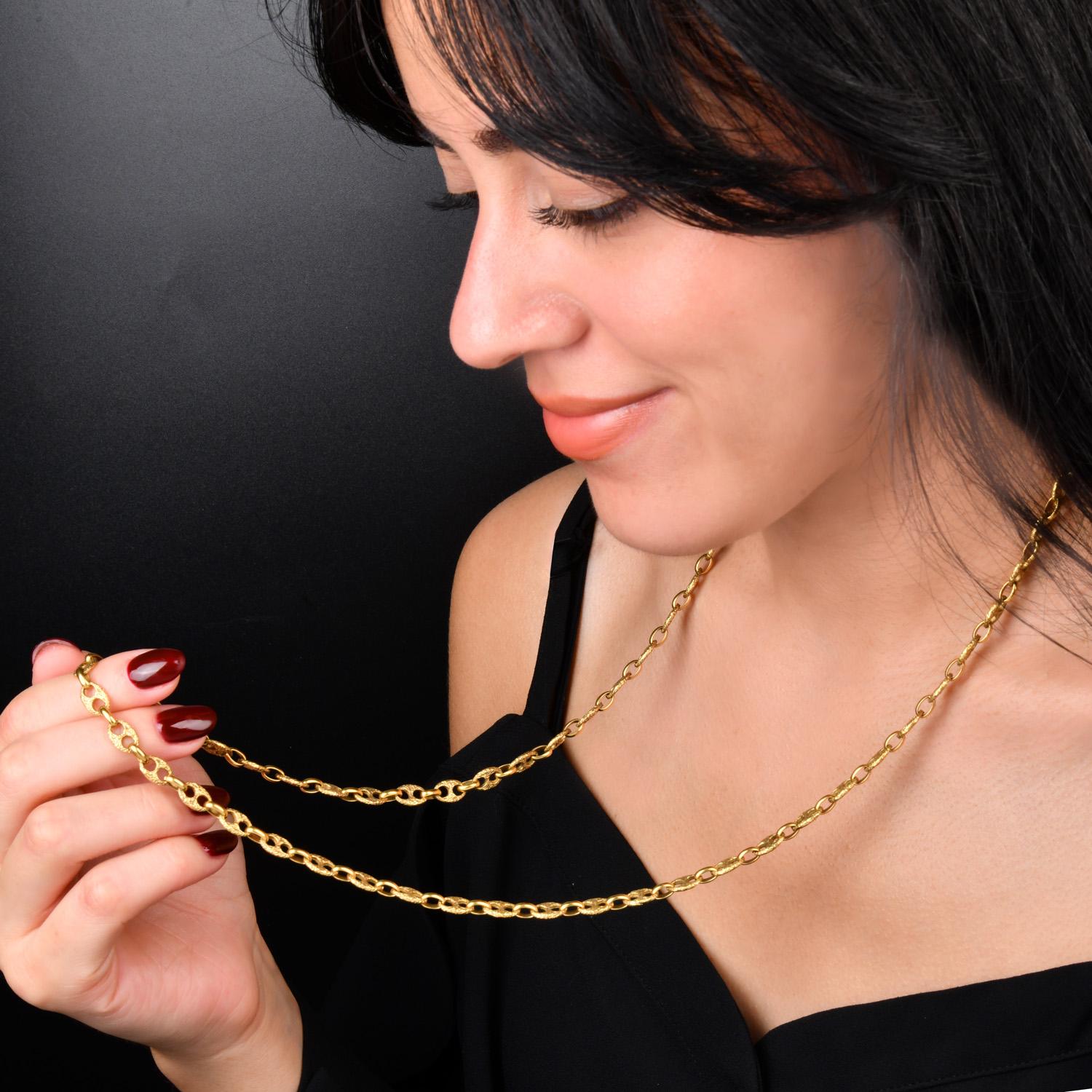 Vintage Fancy Guchi Link-Textured 18K Yellow Gold Necklace In Excellent Condition For Sale In Miami, FL