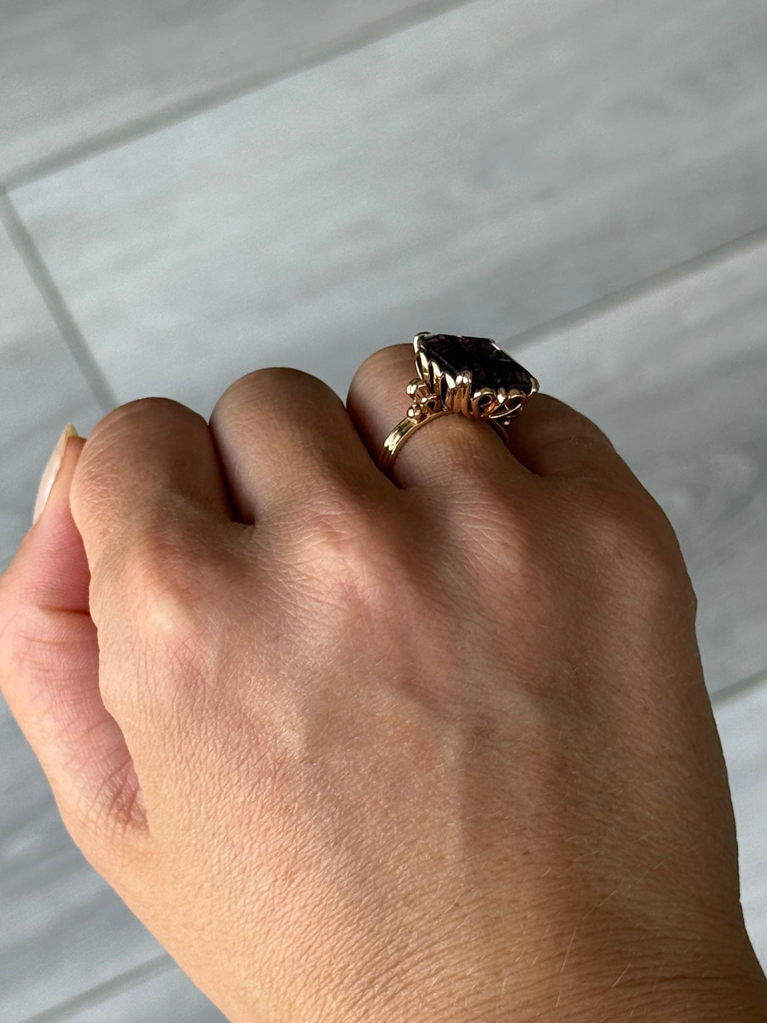 Cette bague en améthyste est sertie de la plus belle façon qui soit ! L'or 18 carats est modelé en forme de cœur et présente de magnifiques Foldes de part et d'autre de la pierre violette. La taille de cette pierre est absolument parfaite pour une