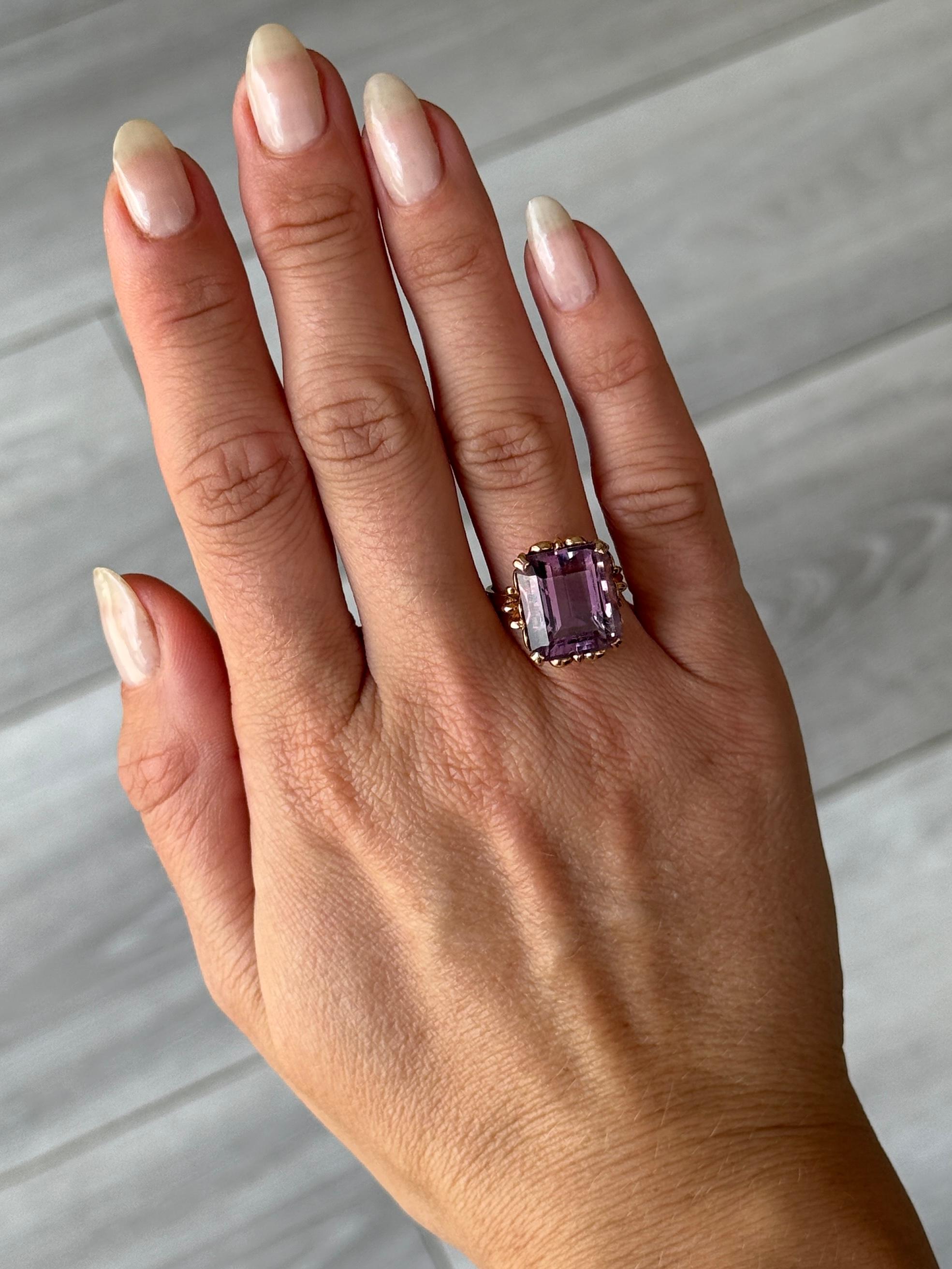 Moderne Vintage Fancy Heart Gallery Amethyst and 18 Carat Gold Cocktail Ring (a) Gallery d'améthyste et or 18 carats en vente