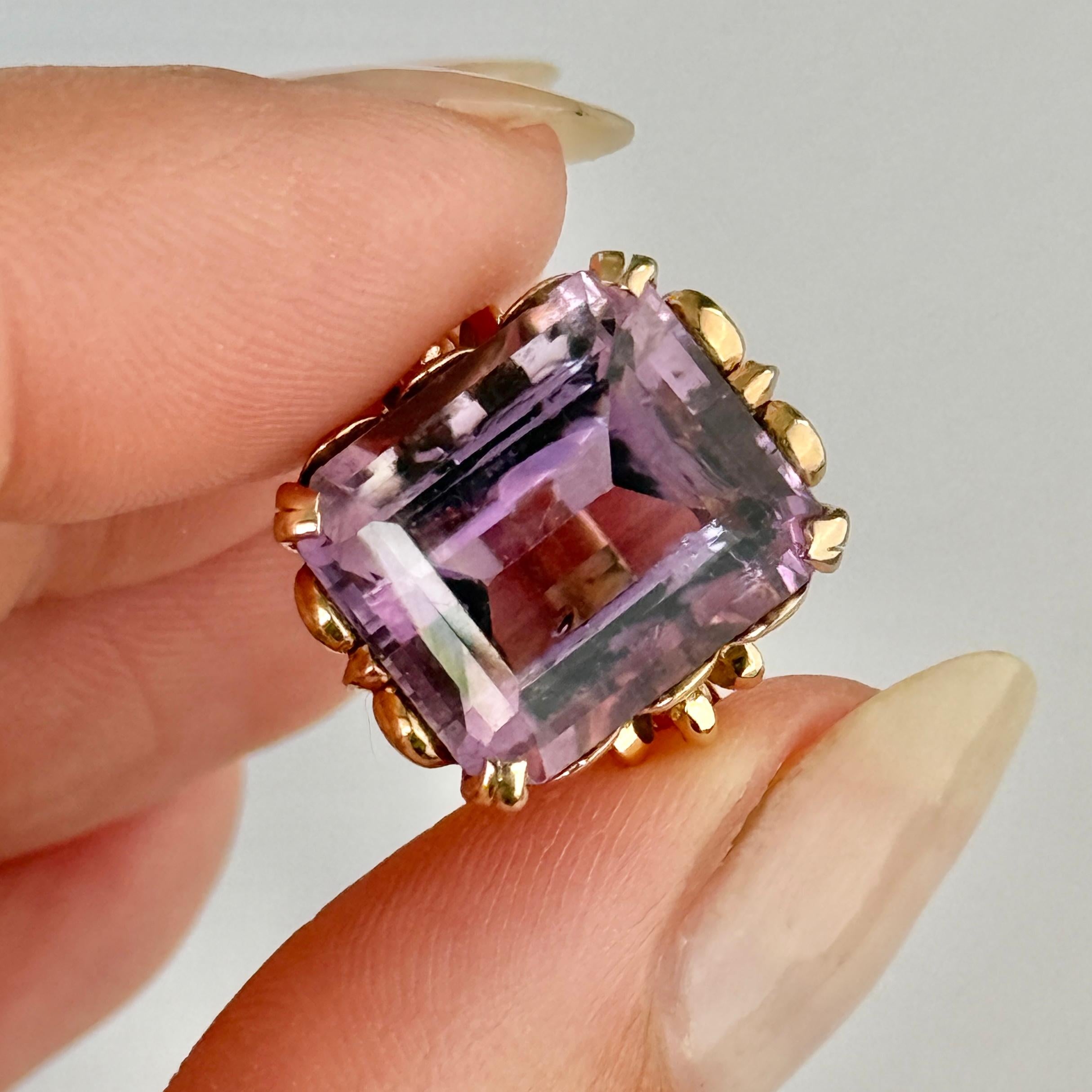 Taille émeraude Vintage Fancy Heart Gallery Amethyst and 18 Carat Gold Cocktail Ring (a) Gallery d'améthyste et or 18 carats en vente