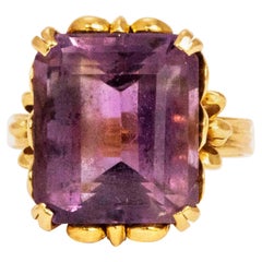 Anello da cocktail d'epoca con ametista e oro 18 carati a galleria di cuori