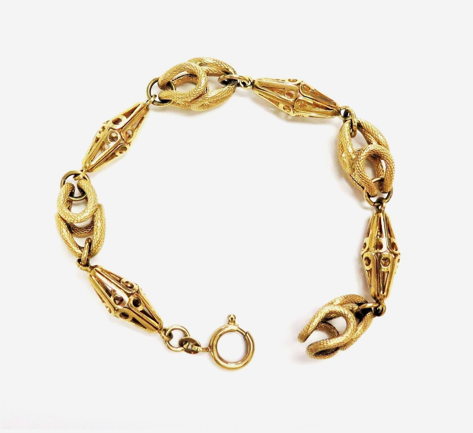This lovely 18 karat yellow gold chain bracelet features very unique links.
Twisted textured links attach to scrolled navette shaped links and each link is attached to the next one with a sturdy ring. The alternate use of links creates a highly