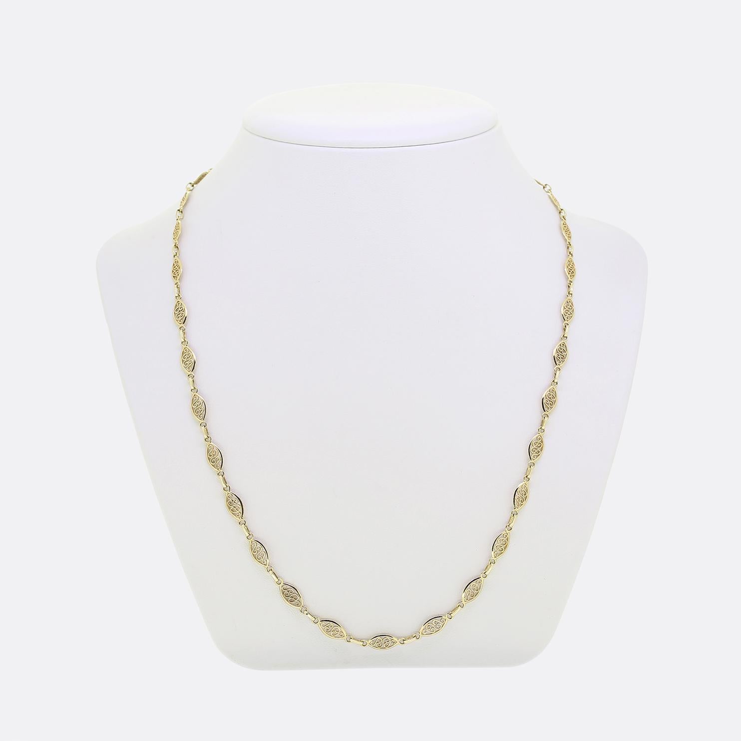 Nous avons ici une chaîne à maillons ovales fantaisie en or jaune 9ct avec trente-deux maillons ovales ouverts et ajourés, chacun étant relié par un maillon ovale unique. Cette pièce se termine au dos par un fermoir à anneau sécurisé.

Condit :