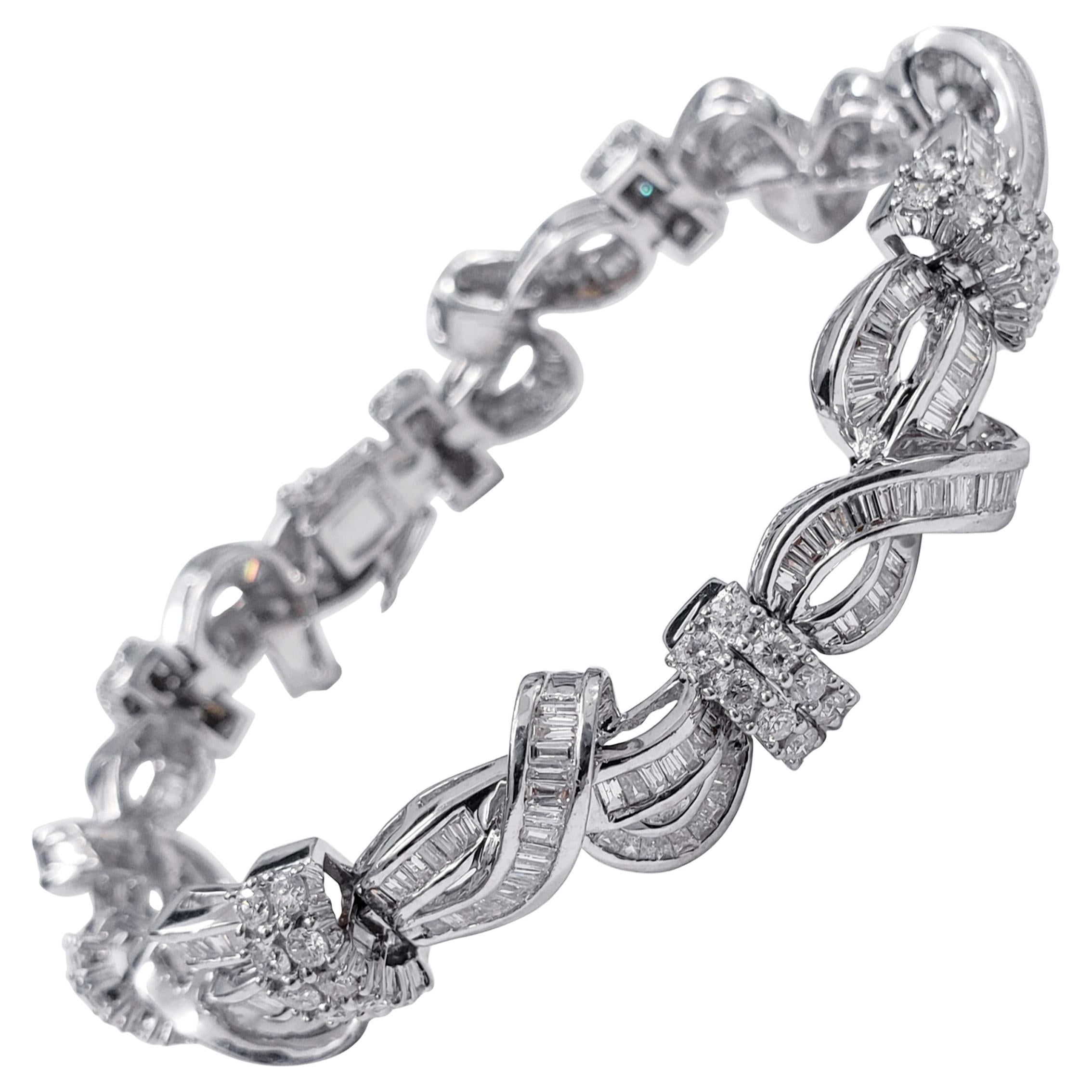 Vintage Fancy Swirls Design 12.25 Carat Round and Baguette Diamonds Bracelet For Sale