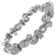 Bracelet vintage fantaisie en forme de tourbillons avec diamants ronds et baguettes de 12,25 carats