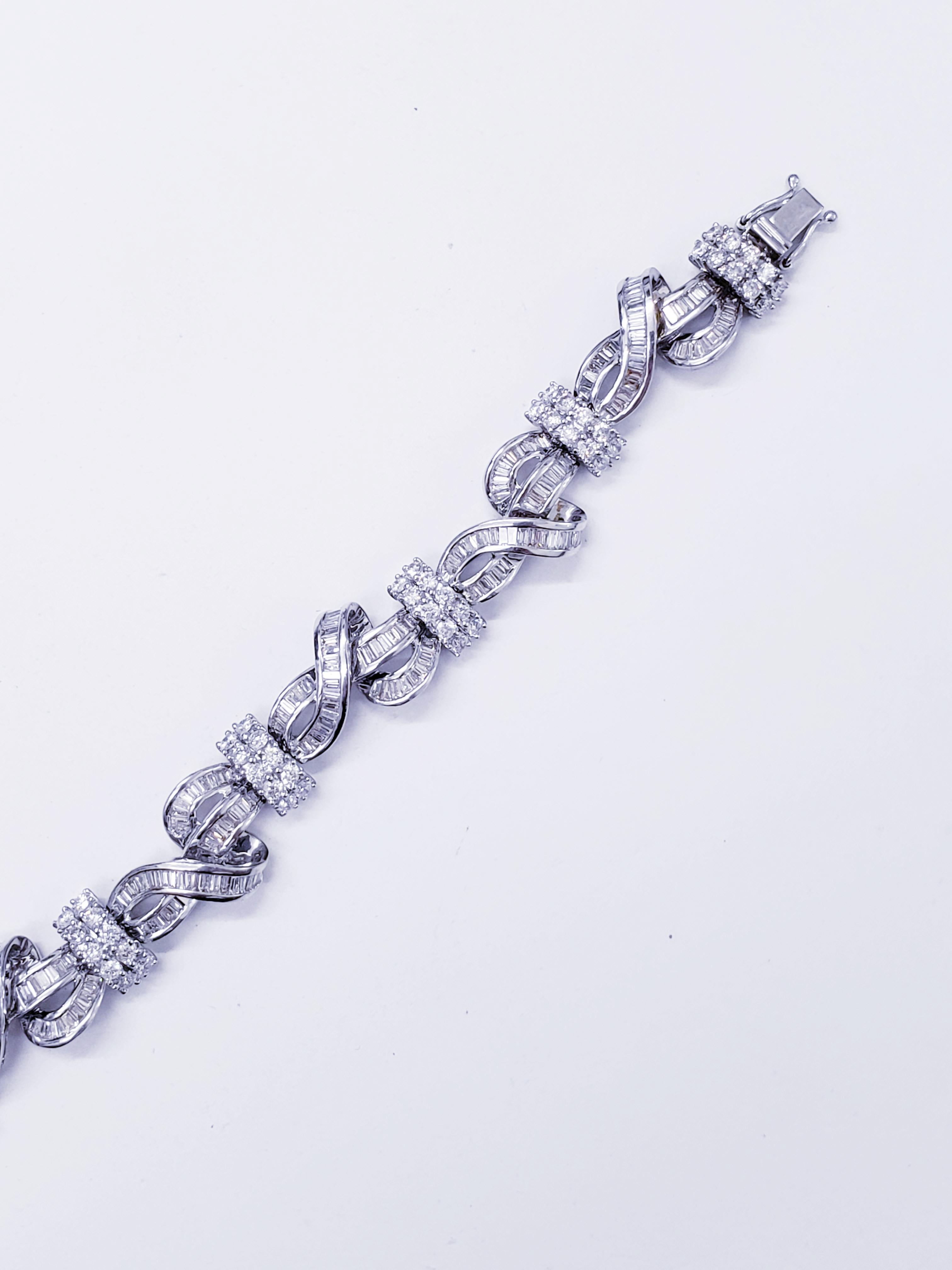Bracelet vintage fantaisie en forme de tourbillons avec diamants ronds et baguettes de 12,25 carats Excellent état - En vente à Miami, FL