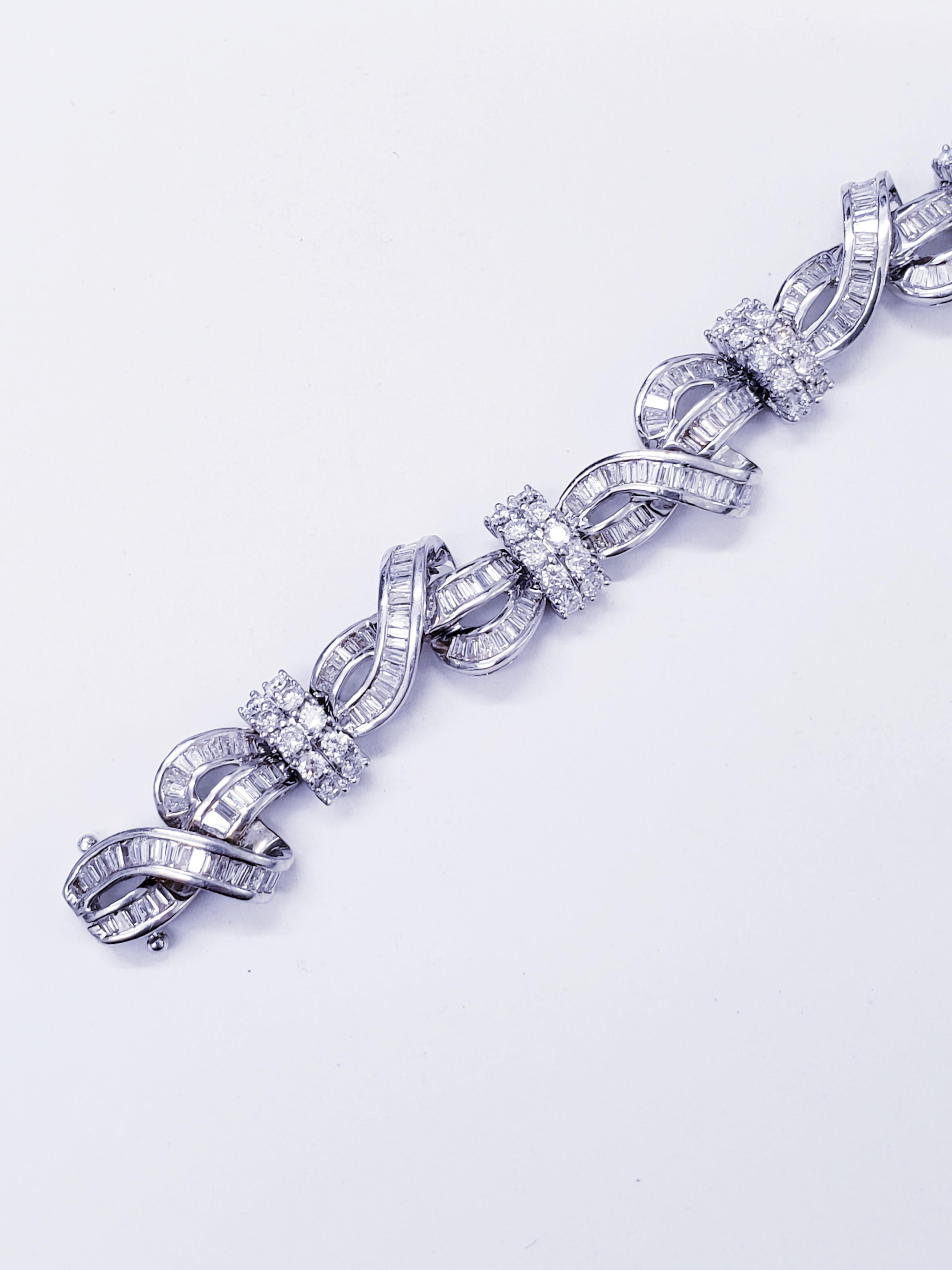 Vintage Fancy Swirls Design 12.25 Carat Round and Baguette Diamonds Bracelet In Excellent Condition For Sale In Miami, FL