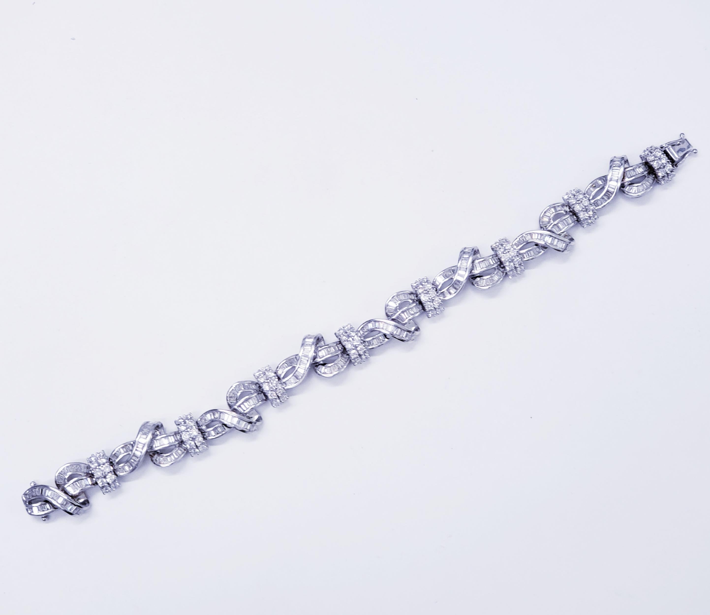 Bracelet vintage fantaisie en forme de tourbillons avec diamants ronds et baguettes de 12,25 carats en vente 1