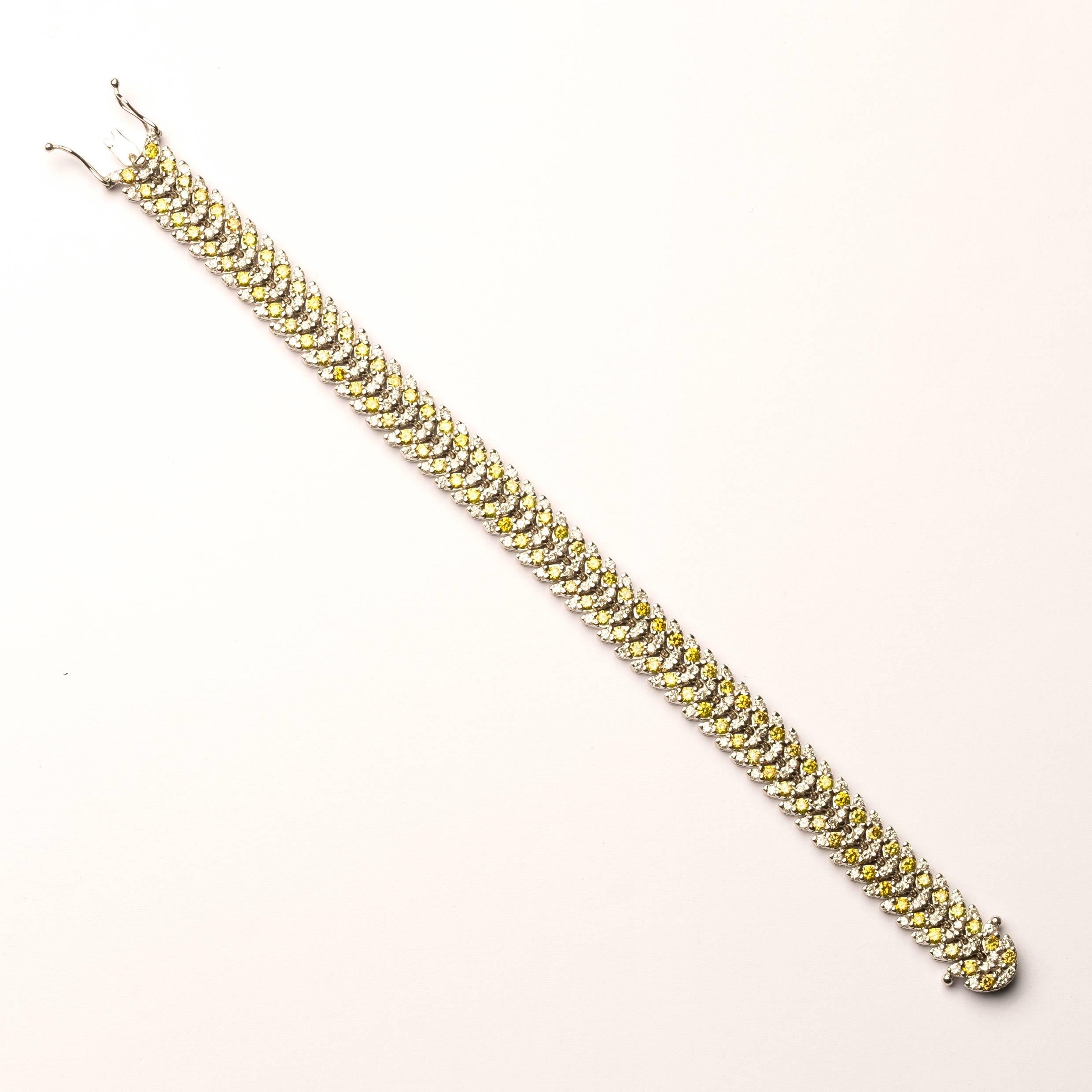 Taille ronde Bracelet vintage fantaisie en or blanc 18 carats avec diamants jaunes en vente