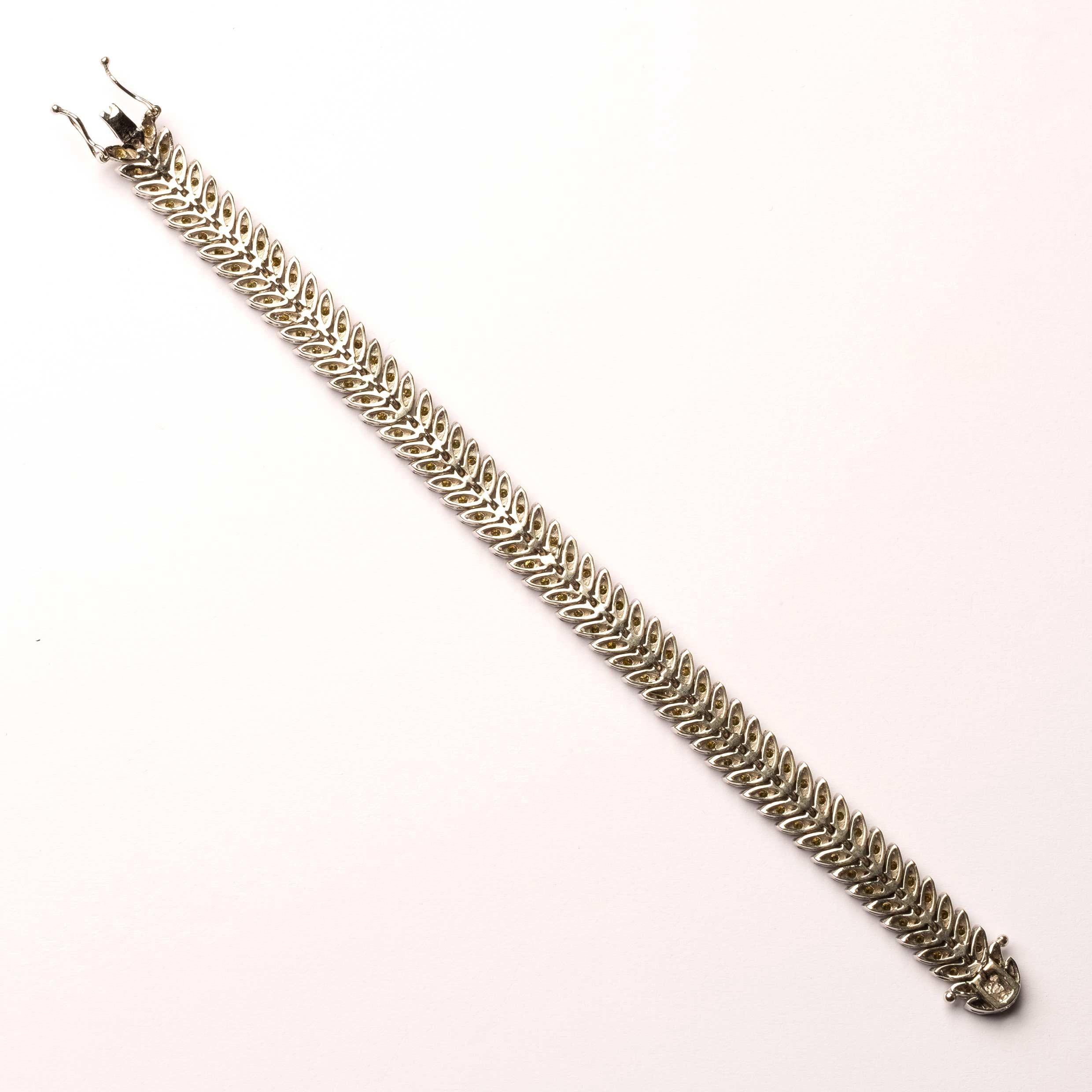 Bracelet vintage fantaisie en or blanc 18 carats avec diamants jaunes Bon état - En vente à Milano, MI