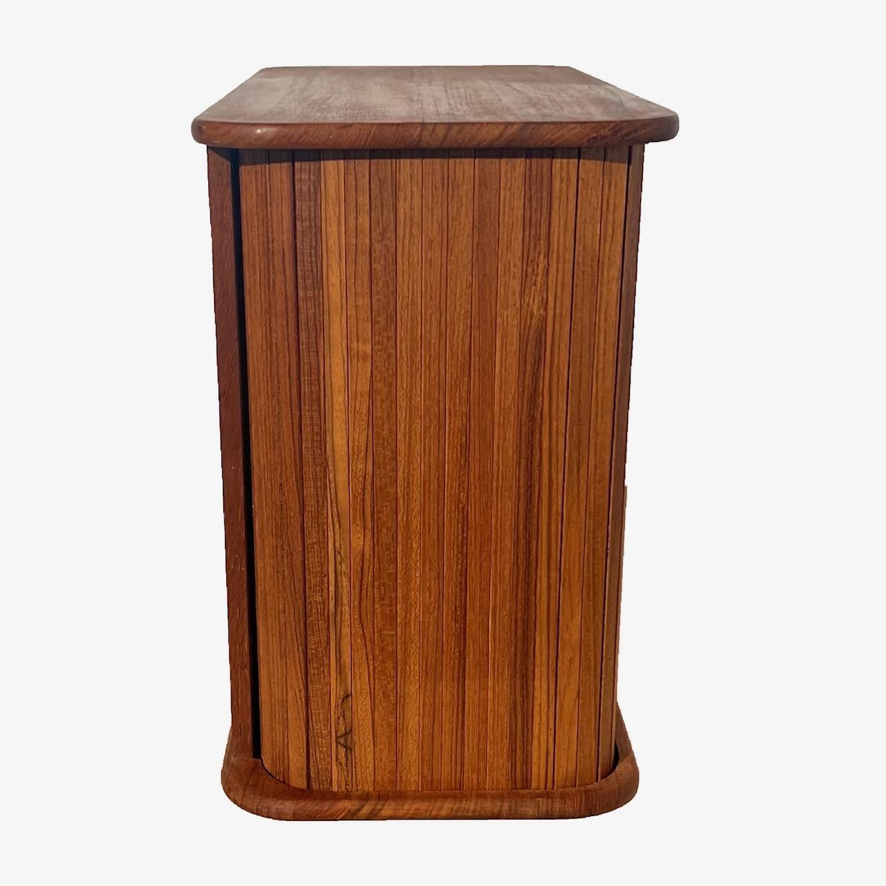 Vintage Fantastic Teak Tambour Wandschrank mit Regal (Teakholz) im Angebot