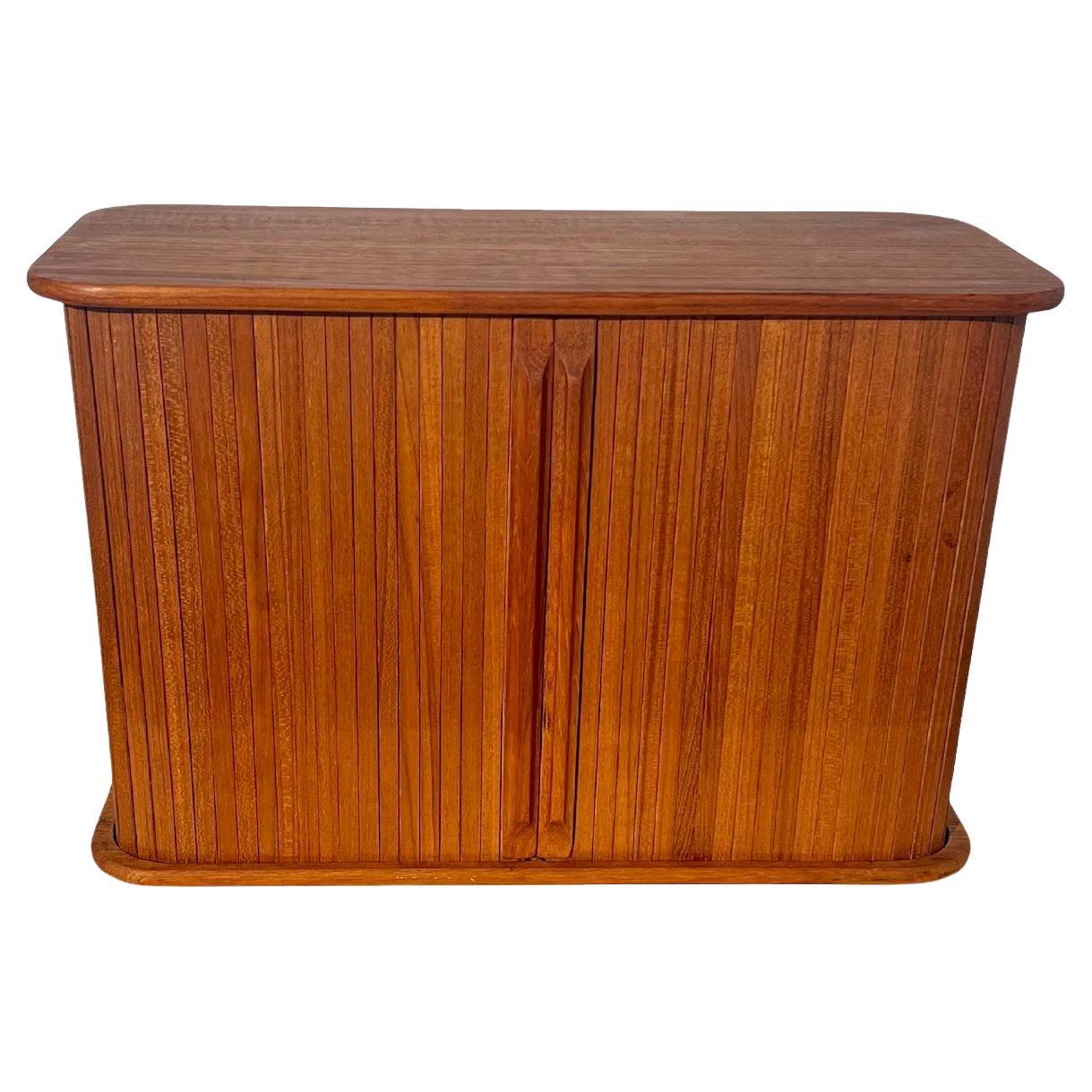 Vintage Fantastic Teak Tambour Wandschrank mit Regal im Angebot