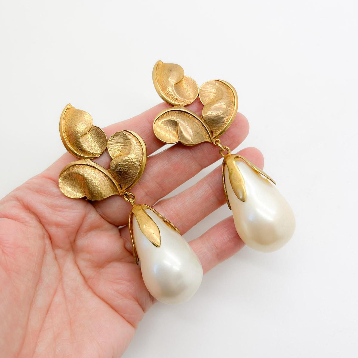 A supersized pair of Vintage Farah Lister Pearl Earrings. The eternally chic finishing touch of pearls and gold. A must have for the statement earring lover.

A London costume jewellery designer Farah Lister created jewellery from the mid 1980s and