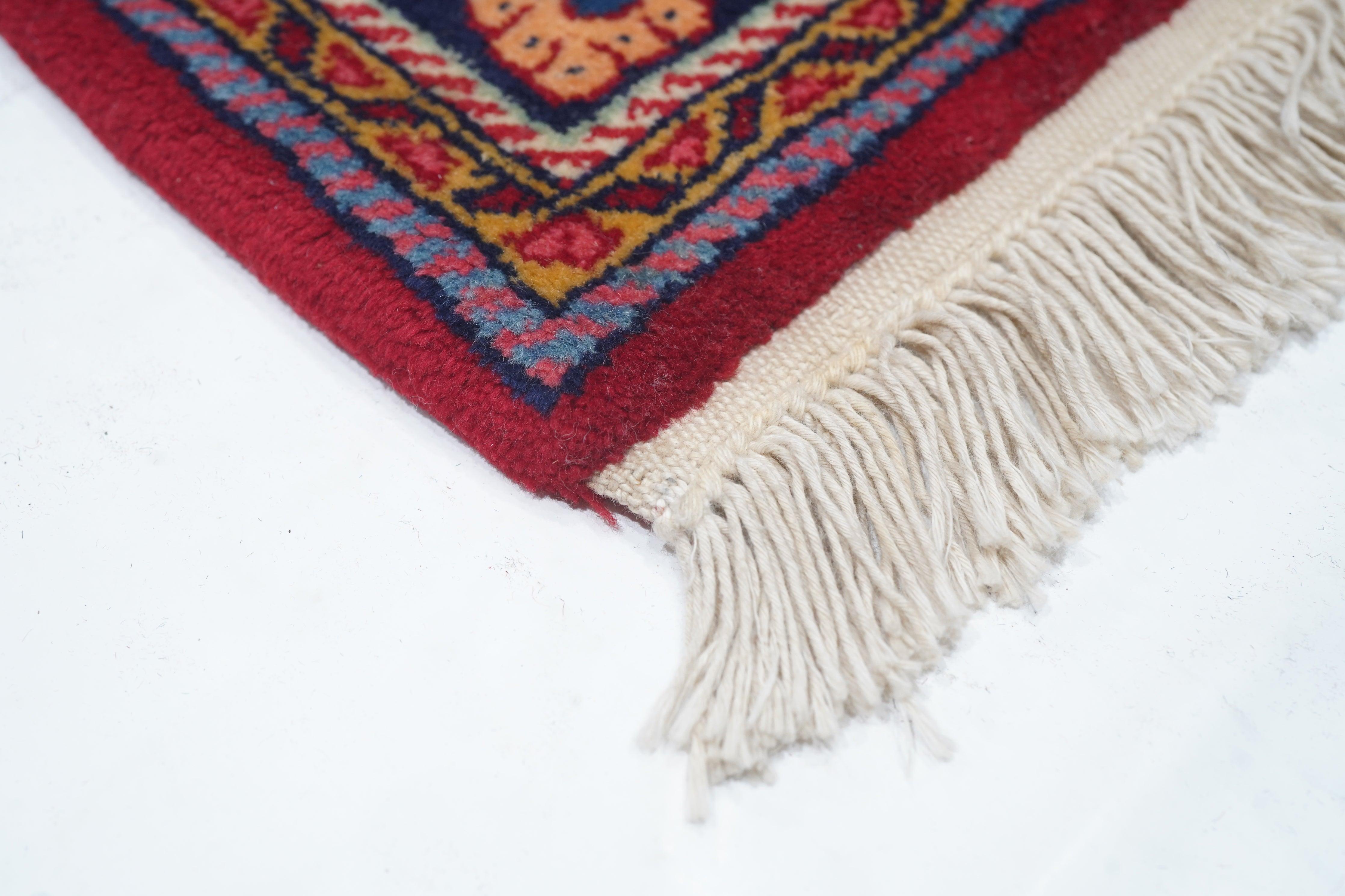 Persischer Sarouk-Teppich im Vintage-Stil, 2'3'' x 4'6'' im Zustand „Gut“ im Angebot in New York, NY