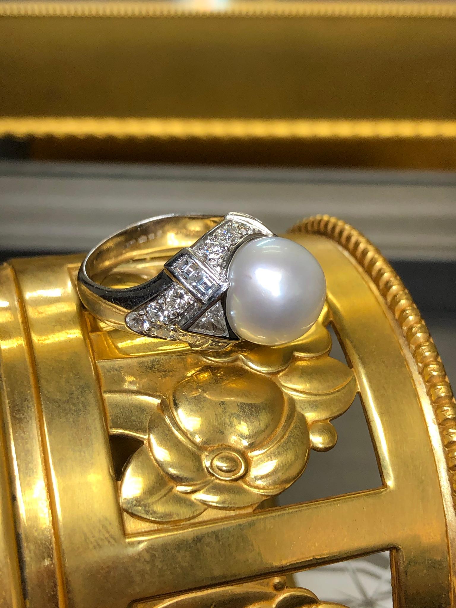 
Ein fabelhafter Ring aus Platin aus dem italienischen Hause FARAONE. In der Mitte dieses Rings befindet sich eine 11,70 mm große, cremefarbene Meeresperle mit unglaublichem Glanz und nur wenigen, kaum sichtbaren Oberflächenfehlern. Flankiert wird