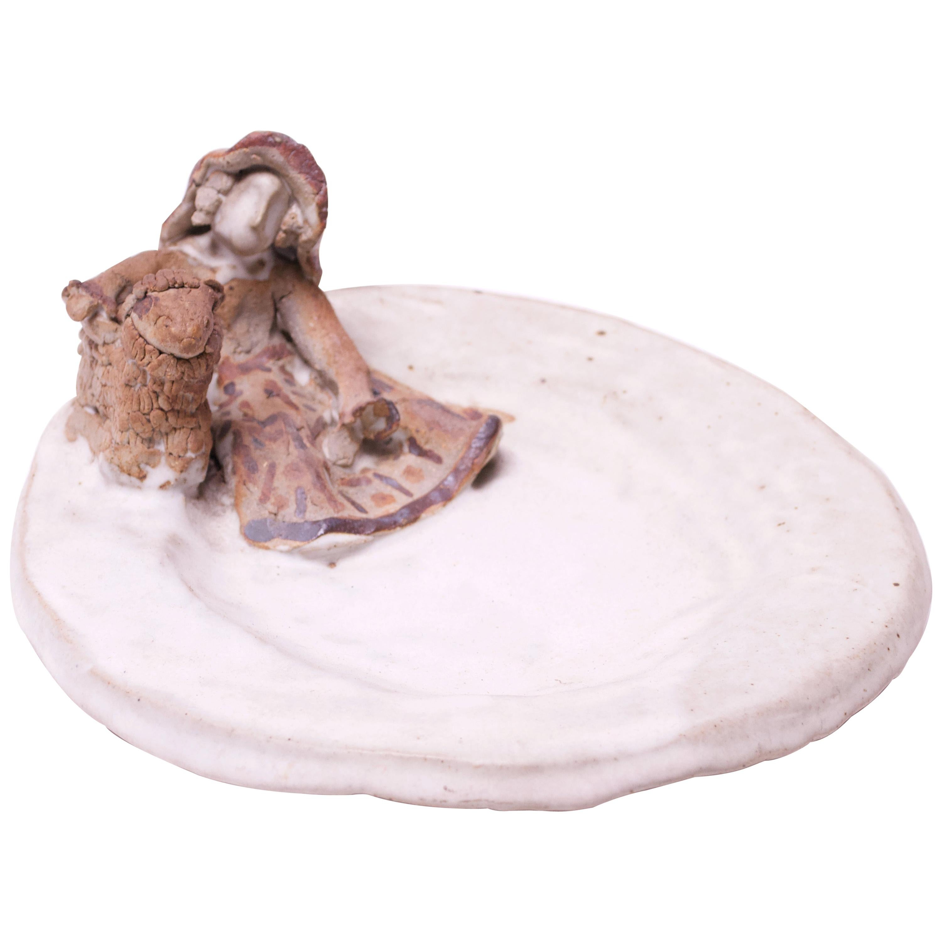 Assiette décorative vintage en grès figurative « Farm Girl with Lamb » (Femme de ferme avec agneau) en vente