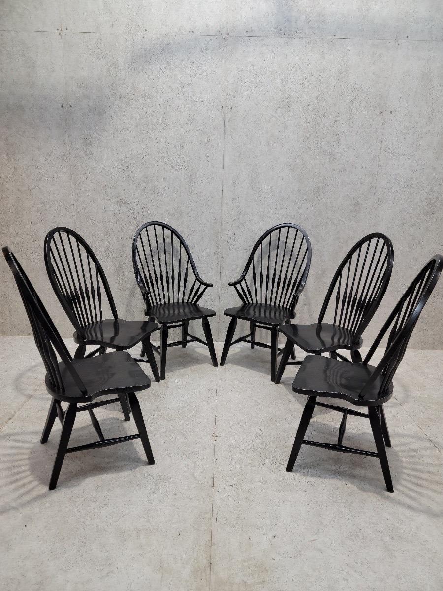 Chaises de salle à manger vintage Windsor à dossier fuseau en ébène de ferme - Lot de 6

Vintage By 6 chaises Windsor en ébène avec dossier en fuseau, comprenant 2 fauteuils et 4 chaises d'appoint. Les chaises Windsor sont célèbres pour leur design