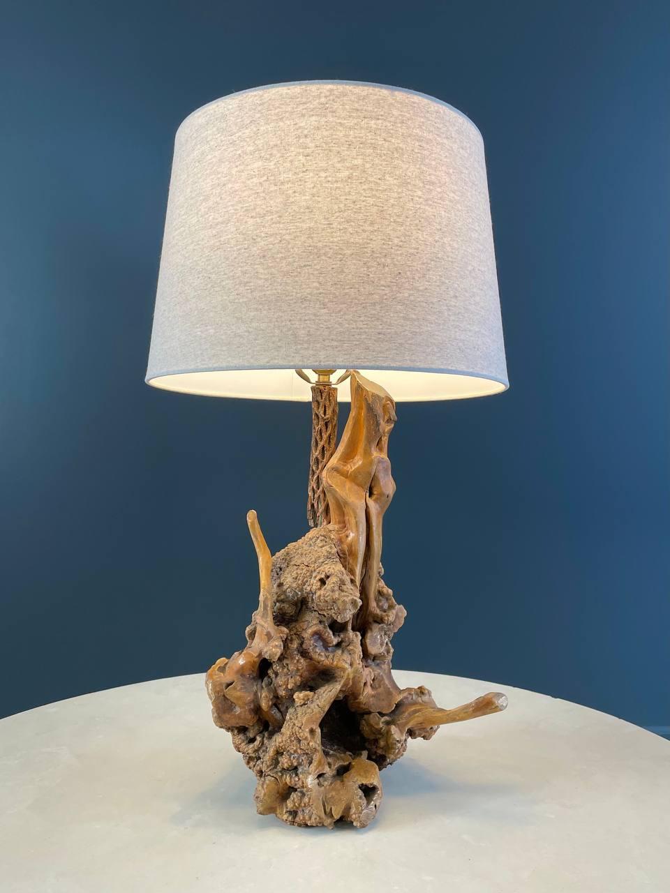 Altro Lampada da tavolo in legno di radica con bordo vivo della fattoria vintage in vendita