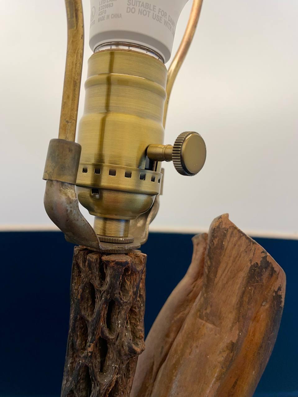 Lampada da tavolo in legno di radica con bordo vivo della fattoria vintage in vendita 1