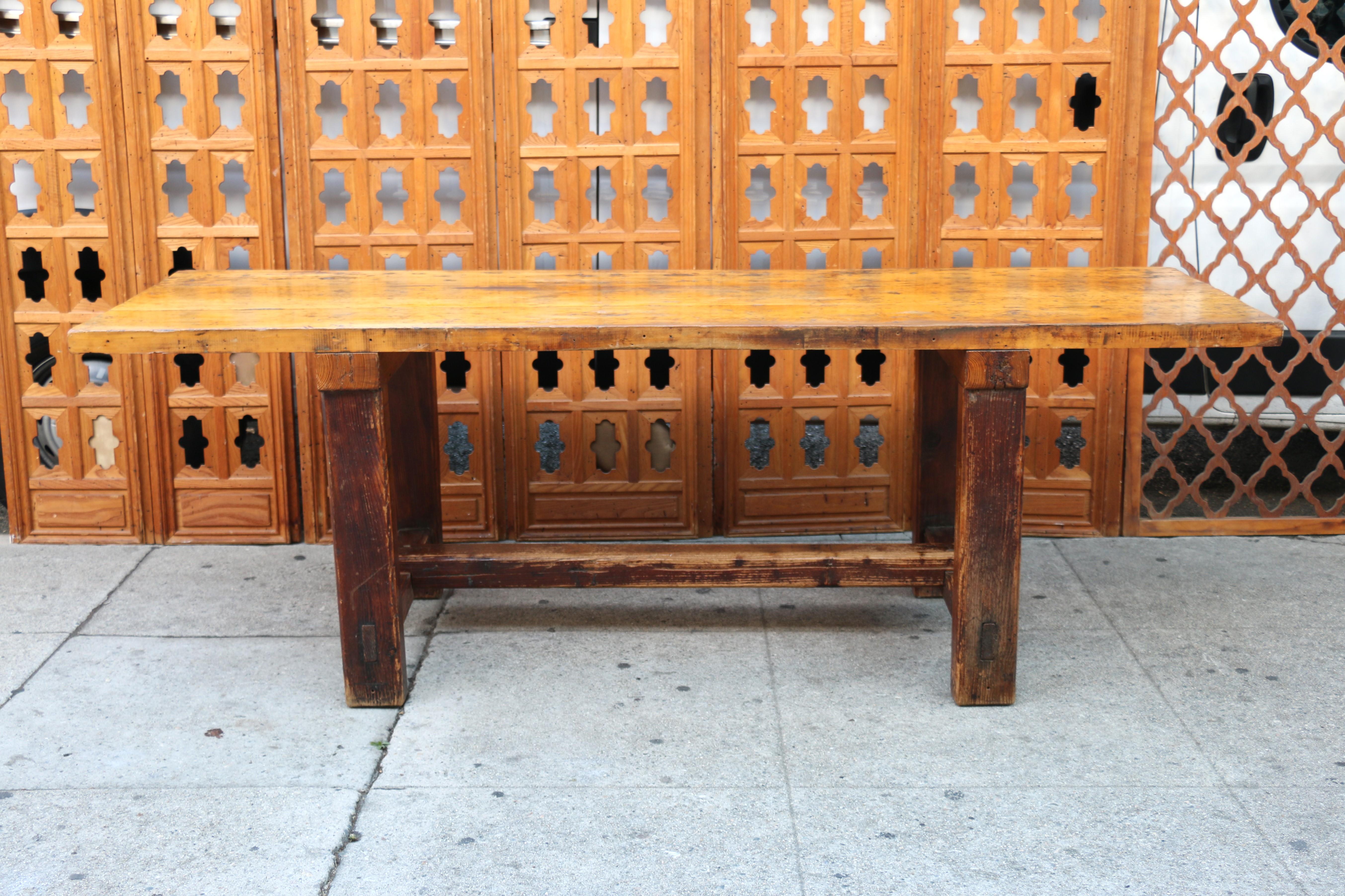Meraviglioso tavolo rustico da fattoria con una ricca patina vintage originale. Risale al 1900 circa ed è in condizioni strutturali stabili. Gambe quadrate massicce. Questo tavolo ha un bellissimo colore patinato, è ben costruito, molto solido e