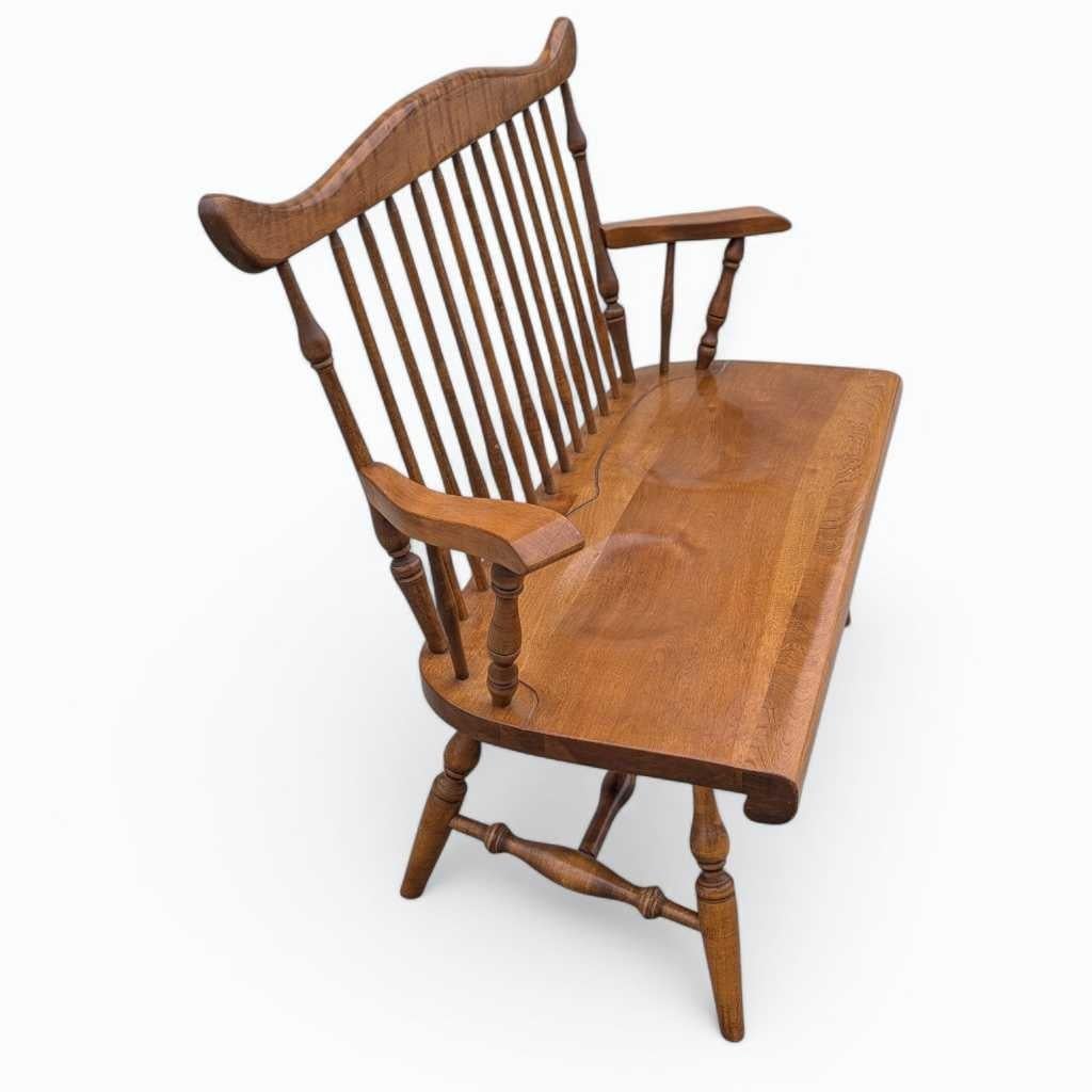 Tourné Vintage Farmhouse Spindle Back Wooden Bench, Rustic Charm, USA, c. 1980s en vente