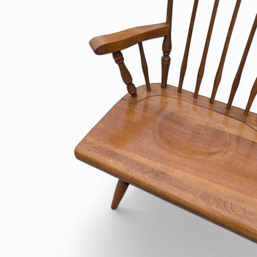 Bois Vintage Farmhouse Spindle Back Wooden Bench, Rustic Charm, USA, c. 1980s en vente