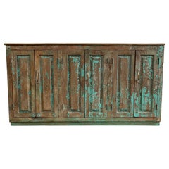 Vintage-Schrank im Bauernhausstil