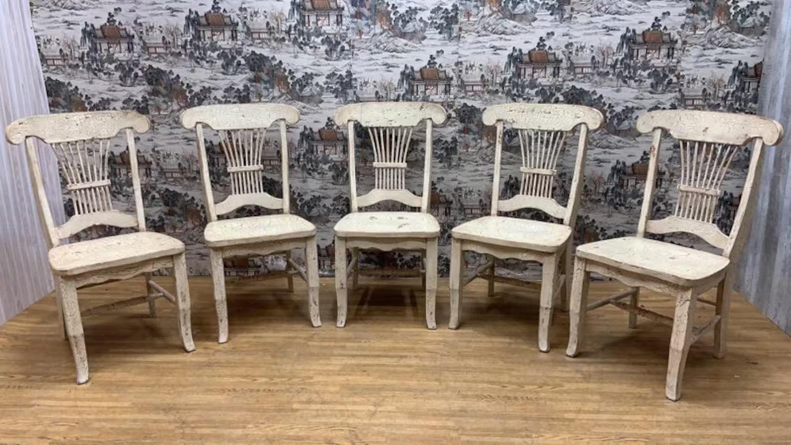 Sedie da pranzo vintage in stile rustico - set da 5

Cinque sedie da pranzo vintage in stile casalingo, progettate per donare un fascino rustico a qualsiasi casa. Realizzate con materiali resistenti, queste sedie sono caratterizzate da una finitura