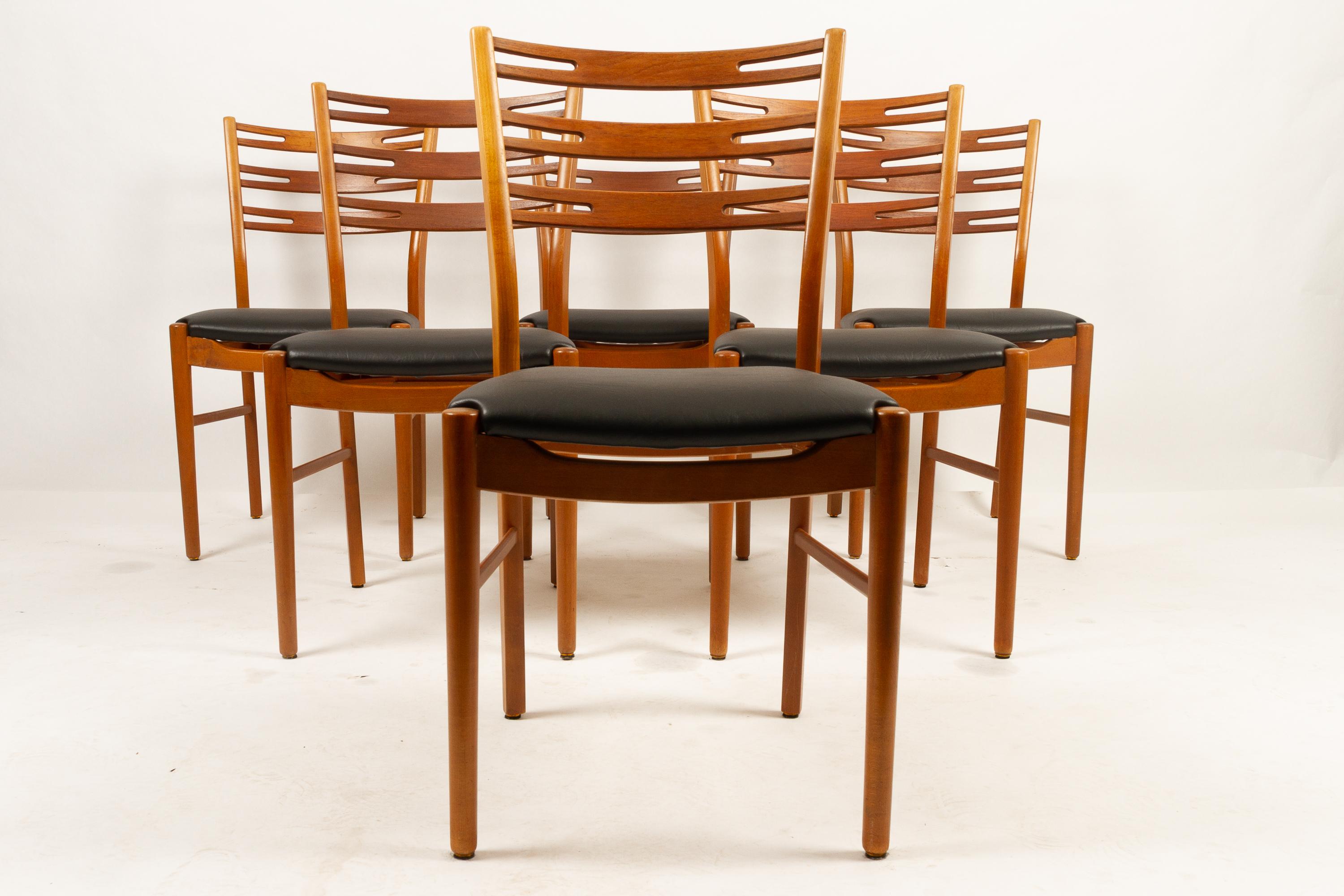 Vintage Farstrup chairs in teak and beech, set of 6.
Set of vintage Danish dining chairs. Backrests in teak veneer, frame in solid stained beech. Classic Mid-Century Modern Scandinavian chairs. Tall back and round tapered legs. Very comfortable and