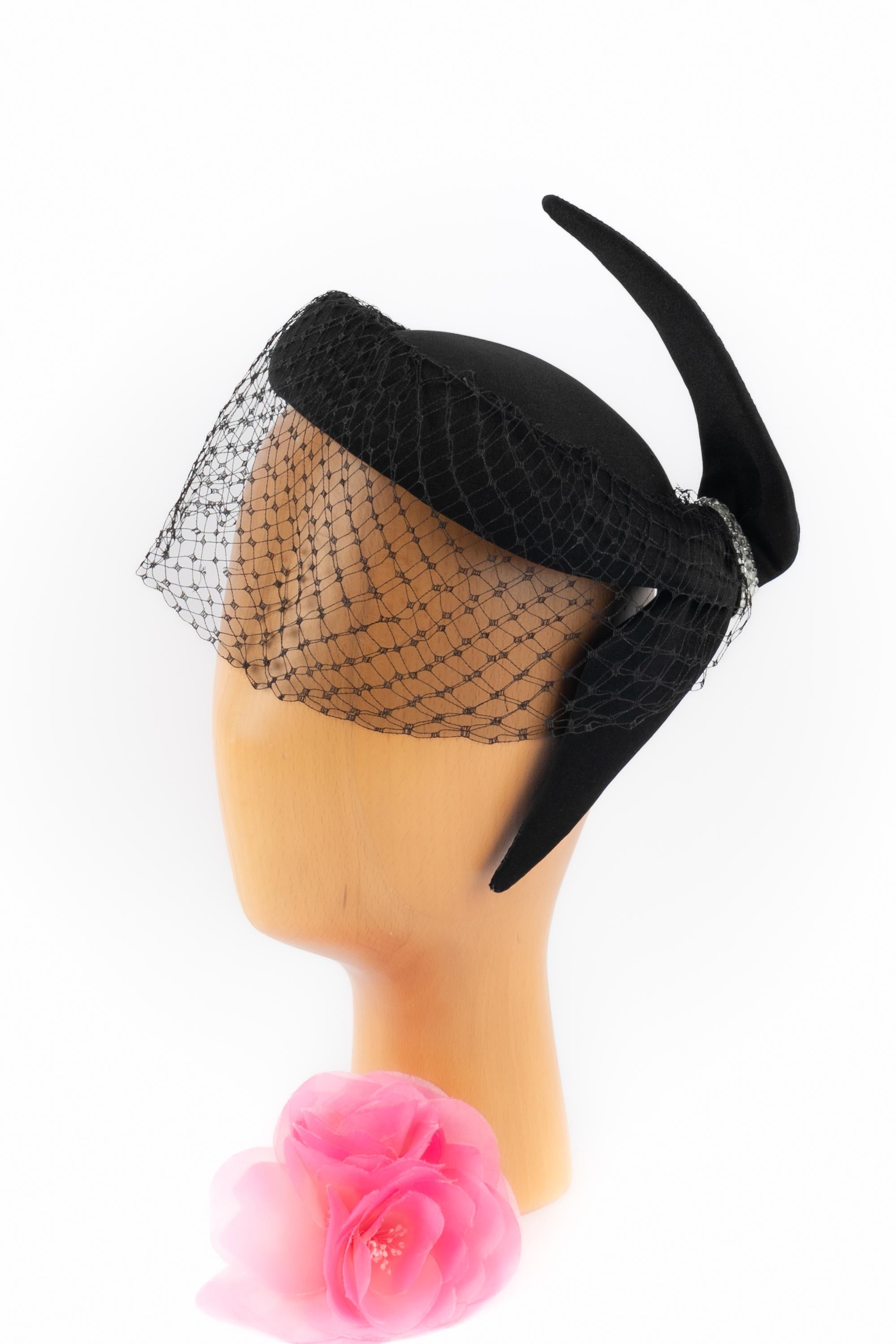 UNKNOWN - (Made in France) Black fascinator hat ornamented with a black dotted tulle veil with rhinestones.

Condition:
Very good condition

Dimensions:
Head circumference: 50 cm

SKU:CHP6
