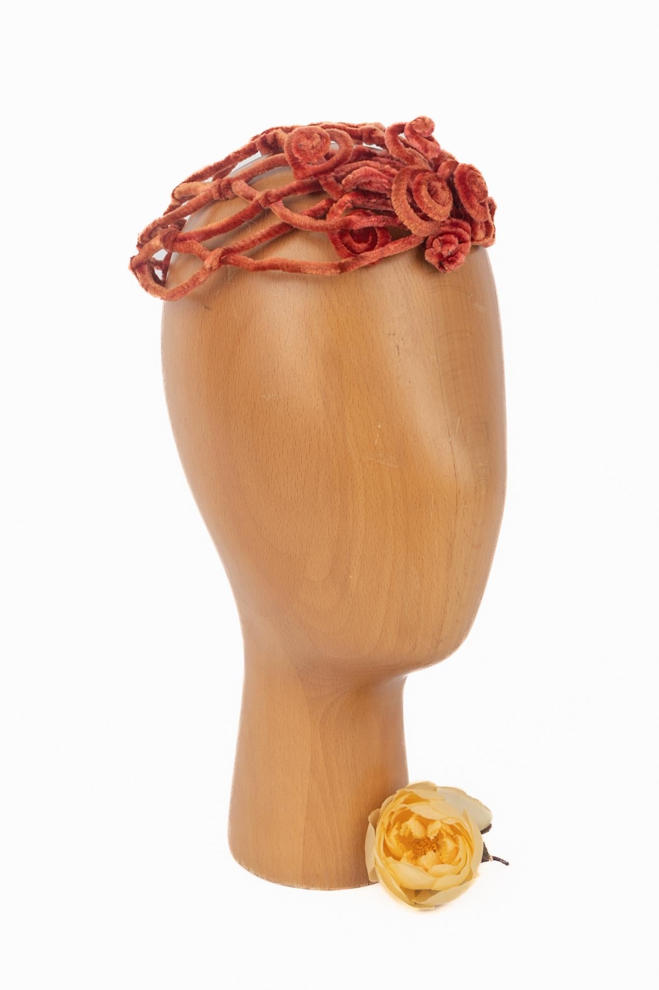 INCONNU - Chapeau vintage en velours rouge orangé.

Condit :
Très bon état.

Dimensions :
Tour de tête : 49 cm

SKU:CHP74