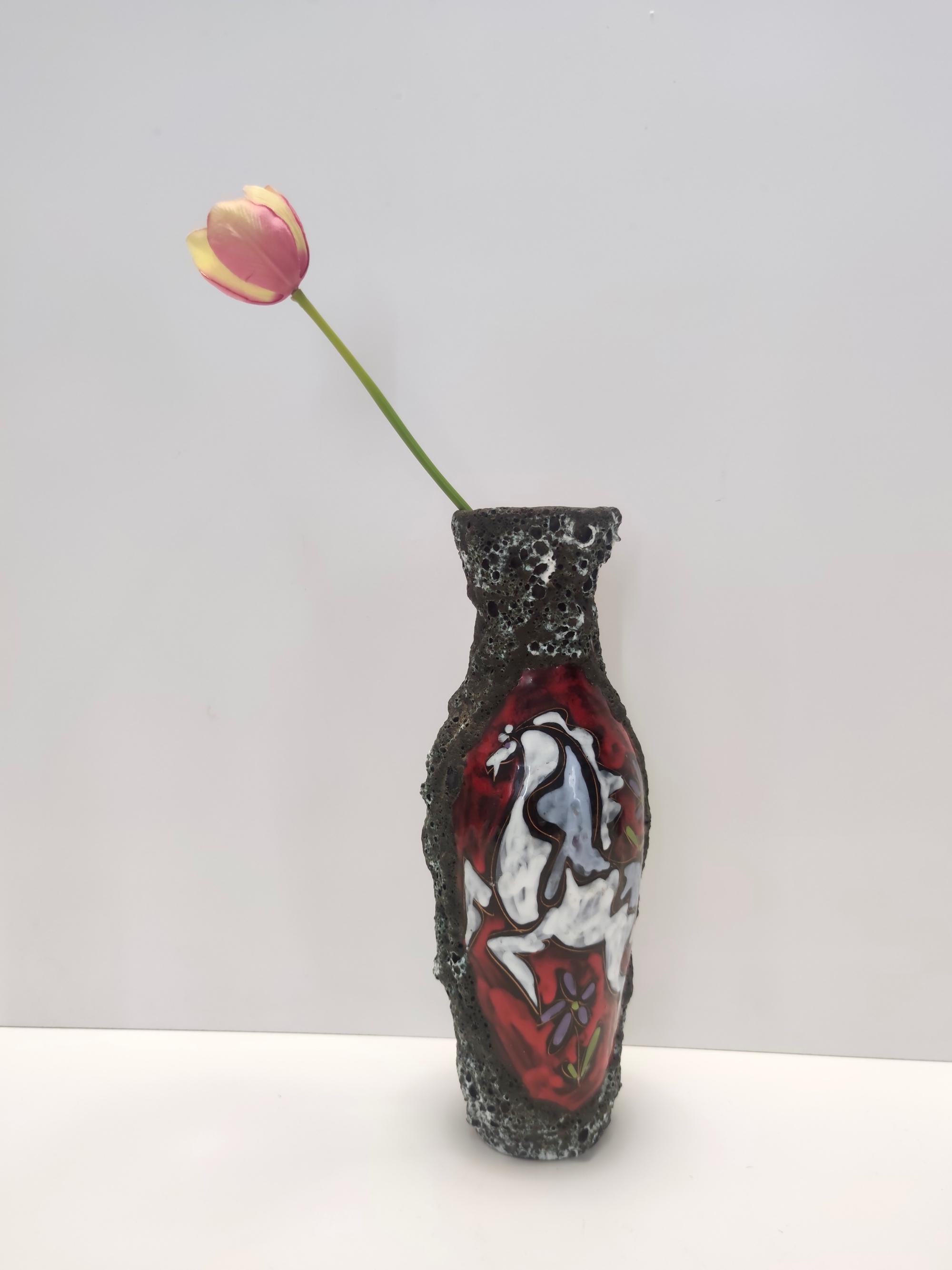Fabriqué en Italie par Giulianelli pour ceramiche San Marino dans les années 50. 
Ce vase est fabriqué en faïence modelée et imprimée à la main.
Il s'agit d'une pièce vintage, elle peut donc présenter de légères traces d'utilisation, mais elle peut