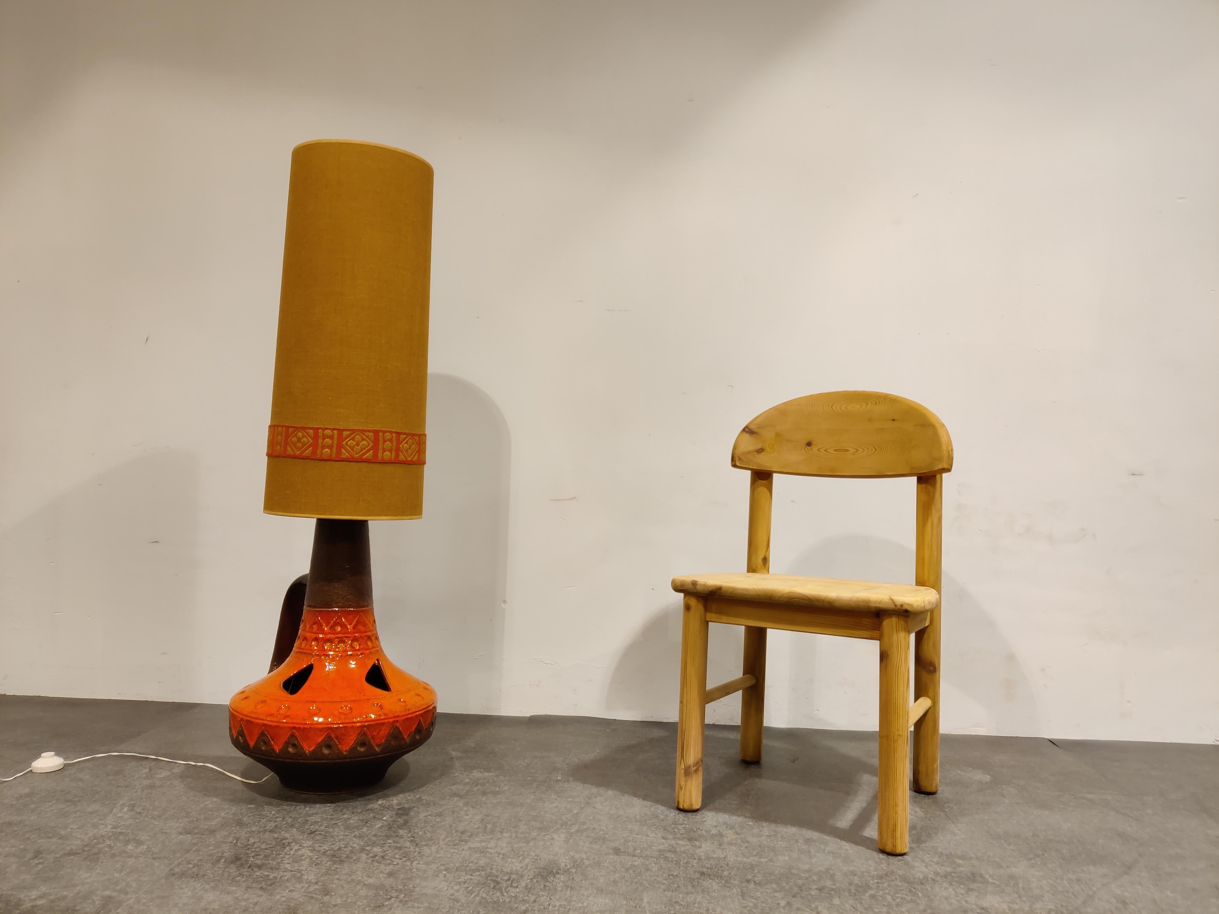 Mid century ceramic floor lamp 'Fat Lava' made in West Germany.

Comes with the original lamp shade.

The lamp emits an ambient soft light.

Tested and ready for use with a regular E26/E27 light bulb.

Good condition

1960s -