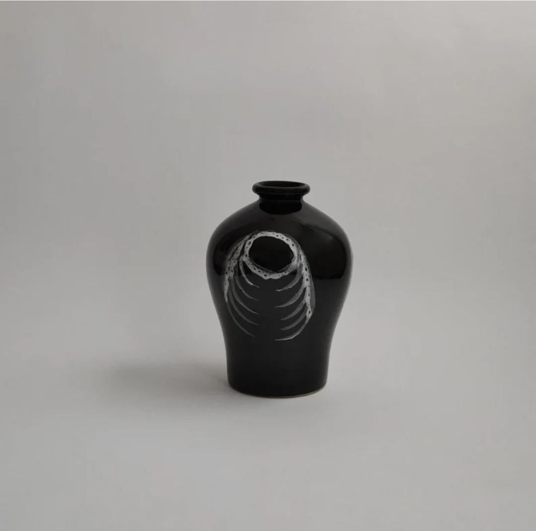 Vase en poterie MCM
Lave grasse
Noir
Allemagne de l'Ouest
C. 1960s
Excellent Vintage Condition

Mesures :
13-1/4
