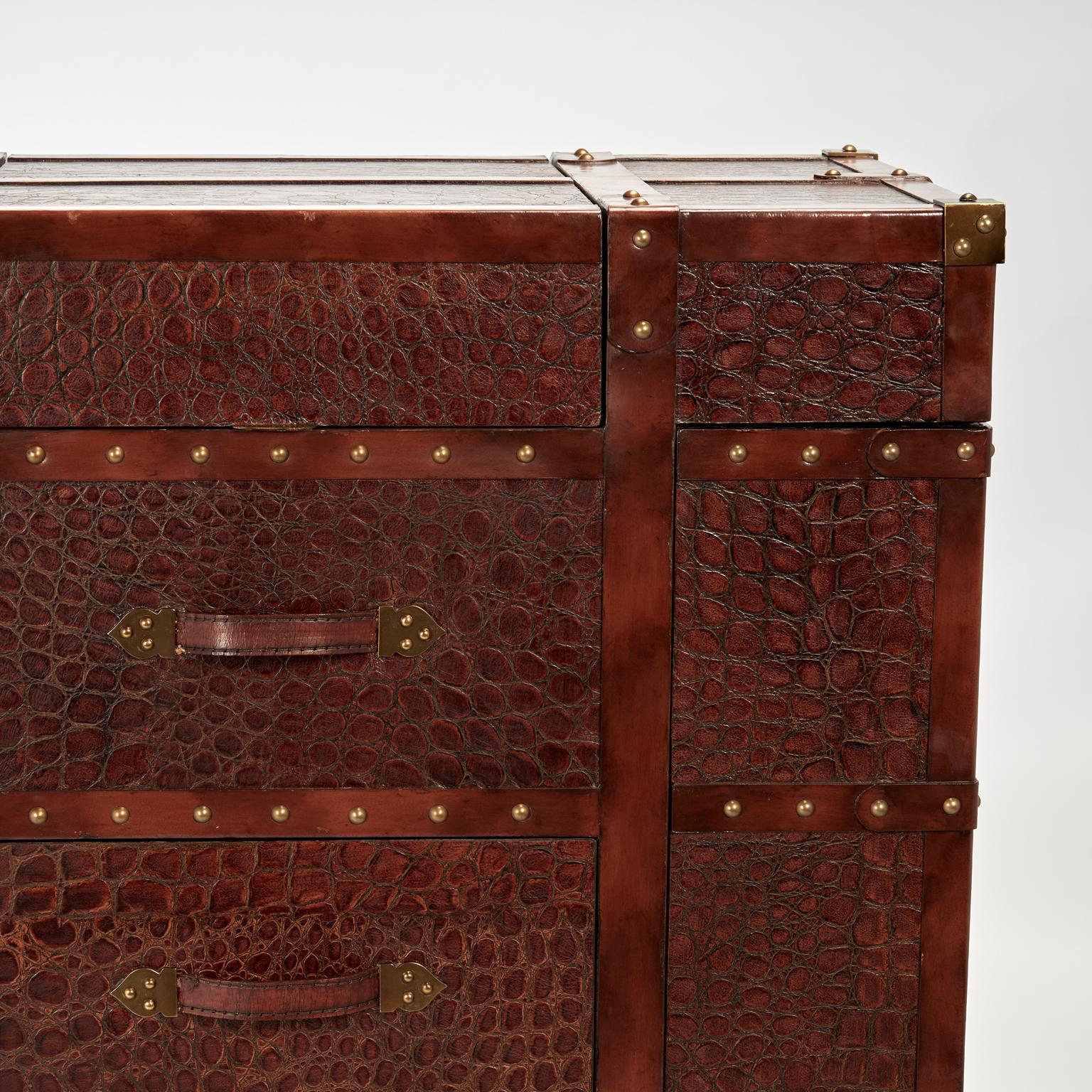 Vintage Faux Alligator Steamer Trunk Bar by Maitland Smith In Good Condition For Sale In Palm Beach, FL