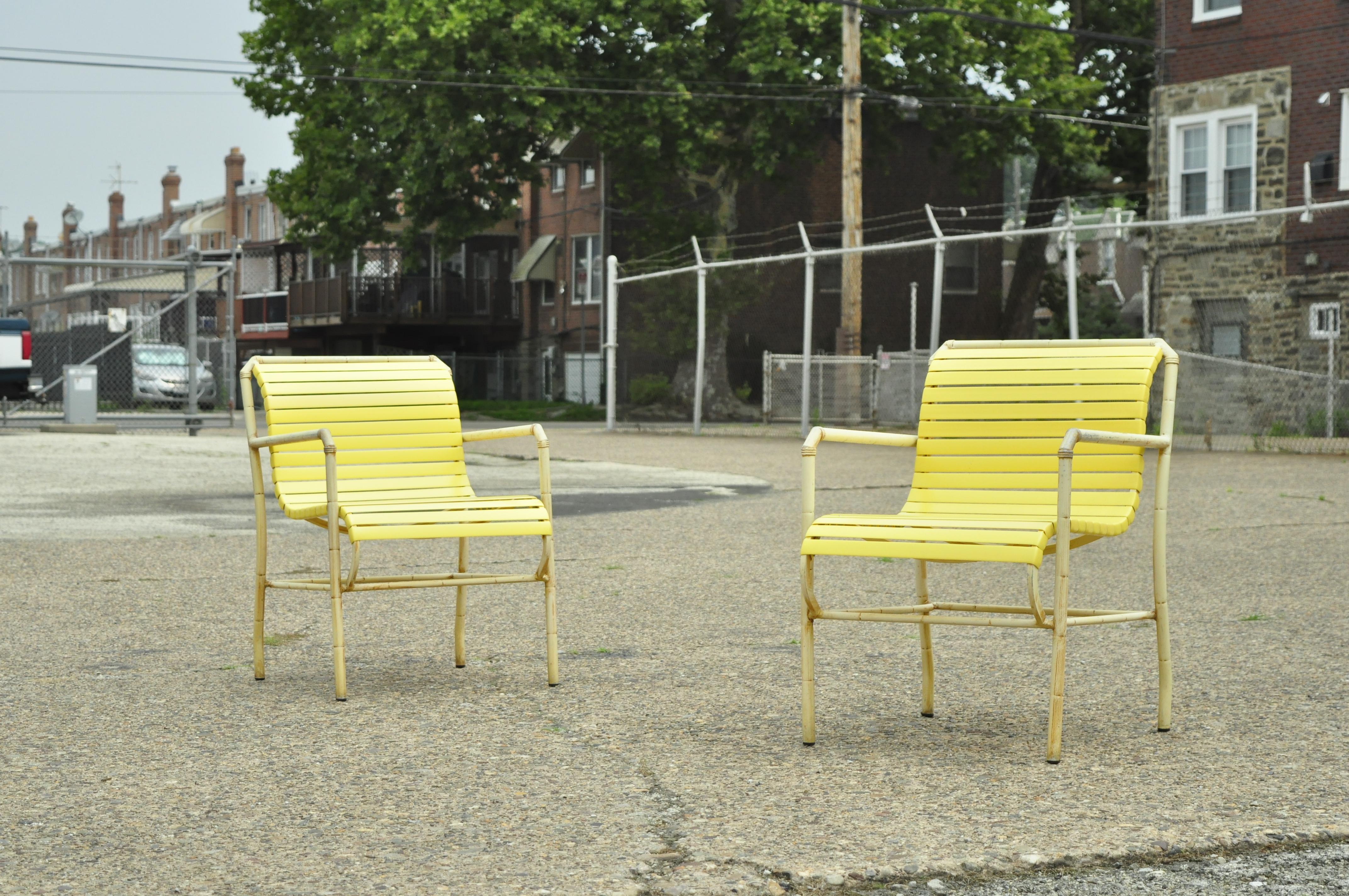 Vintage faux bambou aluminium jaune hauser piscine patio chaises à manger - Set ou 4. L'ensemble comprend (4) chaises à bras, sangles en vinyle jaune, faux bambou, cadres en métal, construction en aluminium moulé, fabrication de qualité. Non marqué,