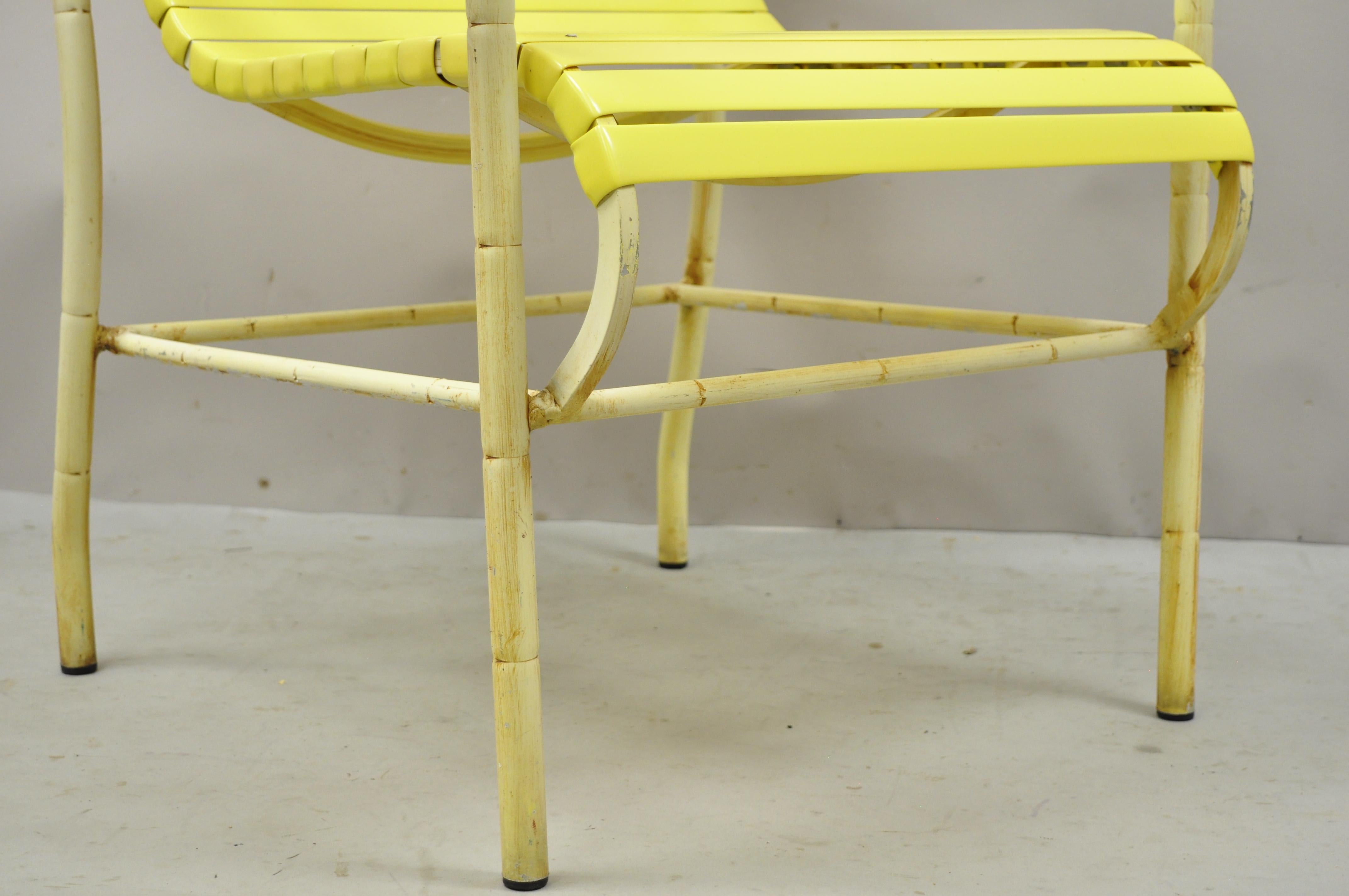 Chaises de salle à manger vintage en faux bambou, aluminium jaune, Hauser Pool, set de 4 Bon état - En vente à Philadelphia, PA