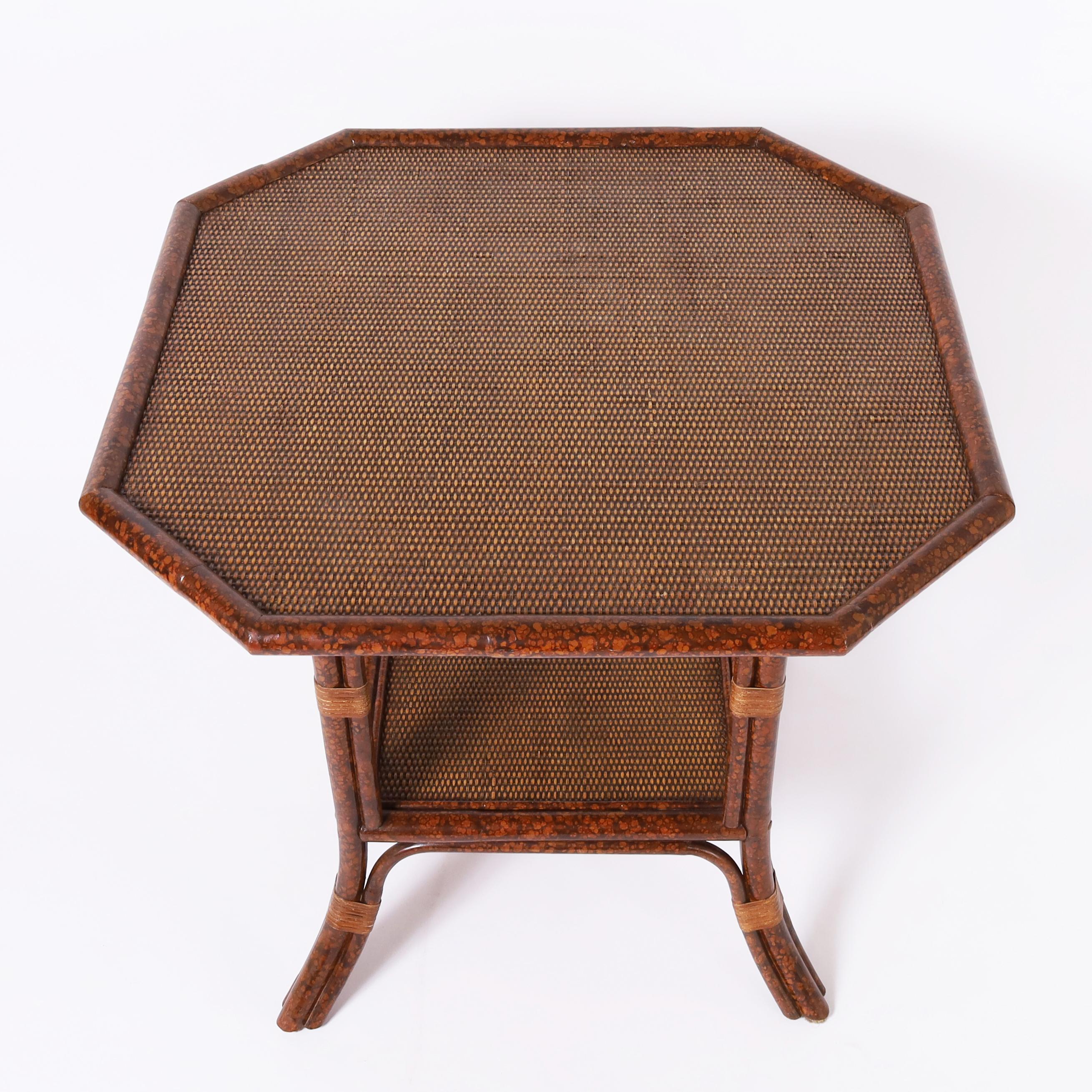 Colonial britannique Table à deux niveaux vintage en faux bambou et toile de gazon en vente