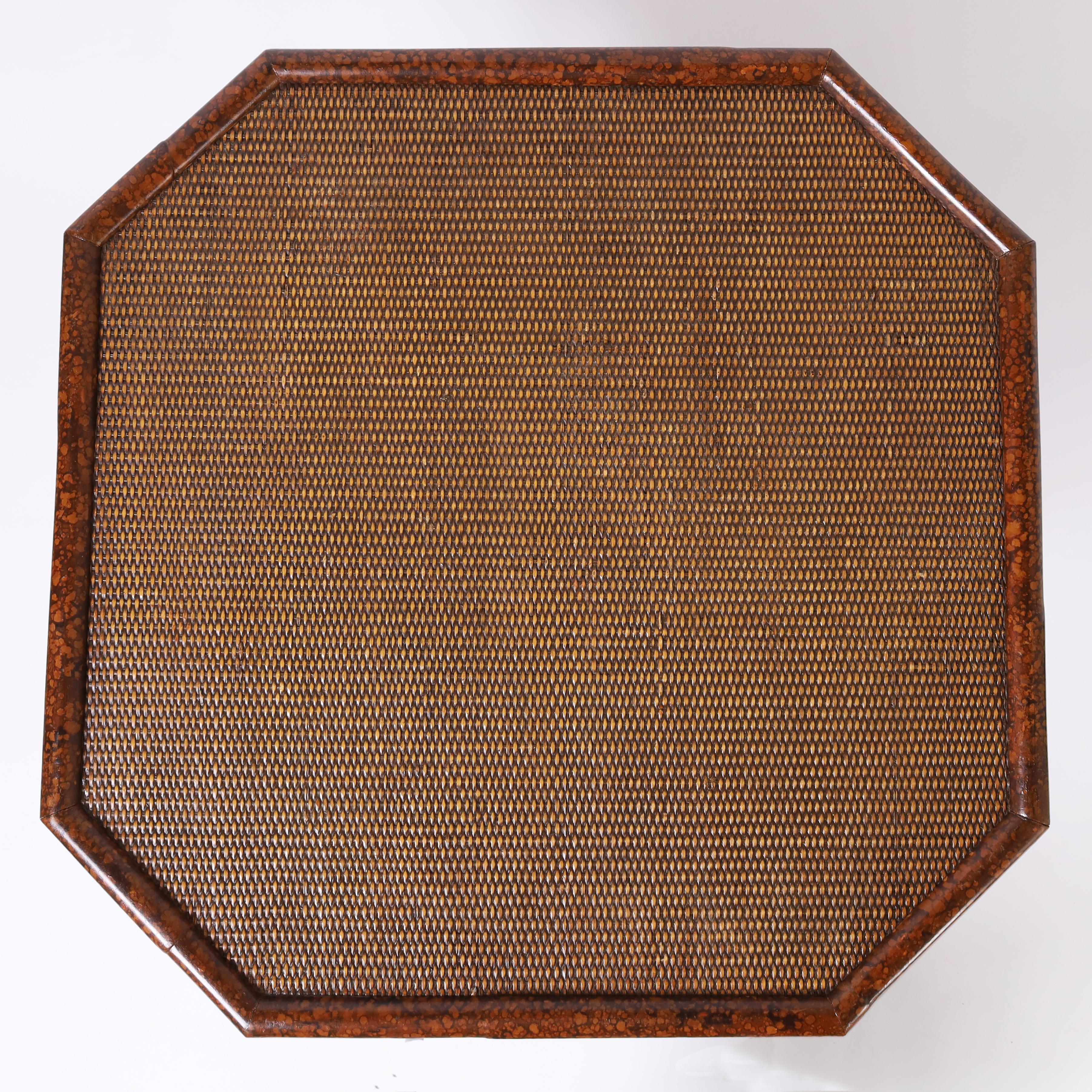 Philippin Table à deux niveaux vintage en faux bambou et toile de gazon en vente