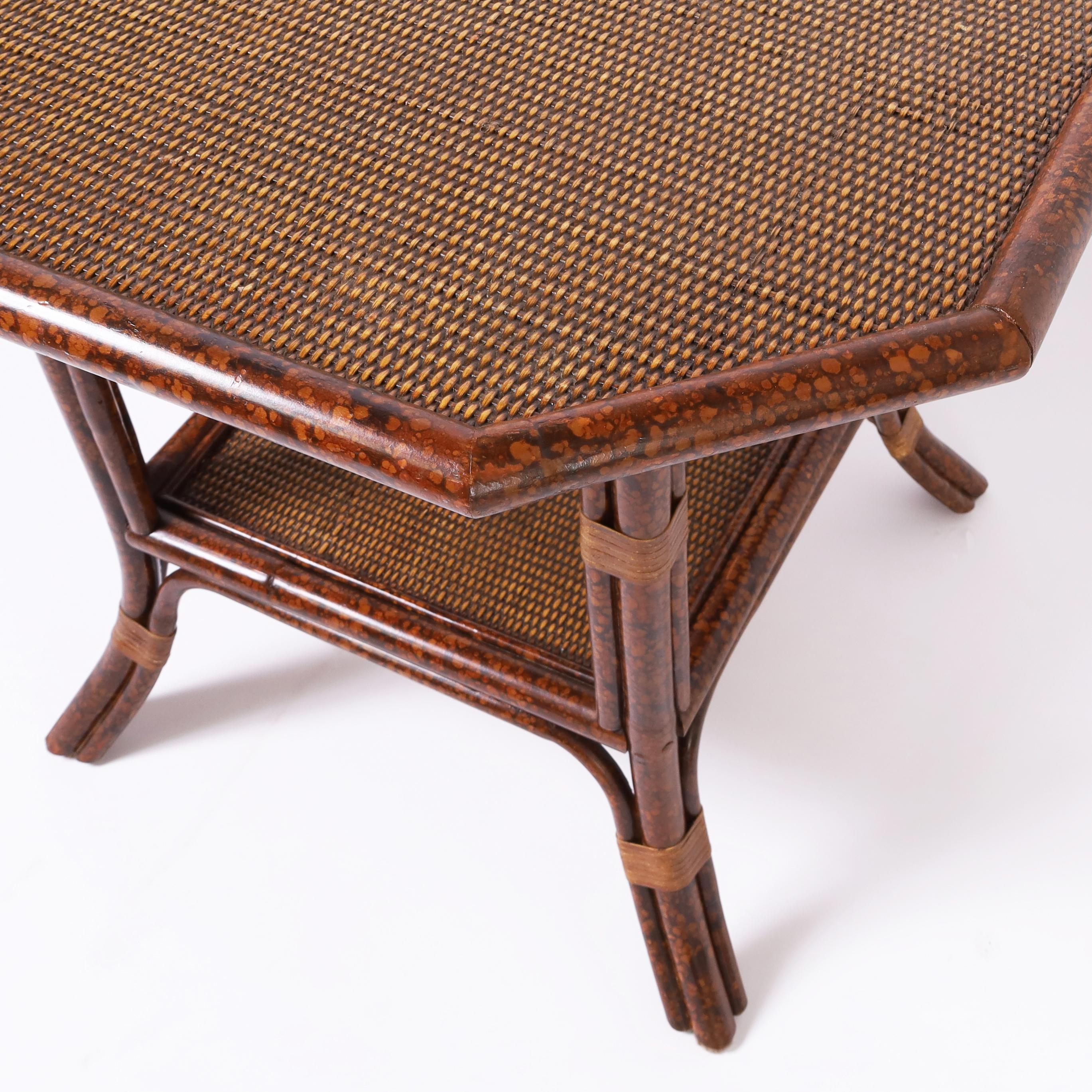 Fait main Table à deux niveaux vintage en faux bambou et toile de gazon en vente