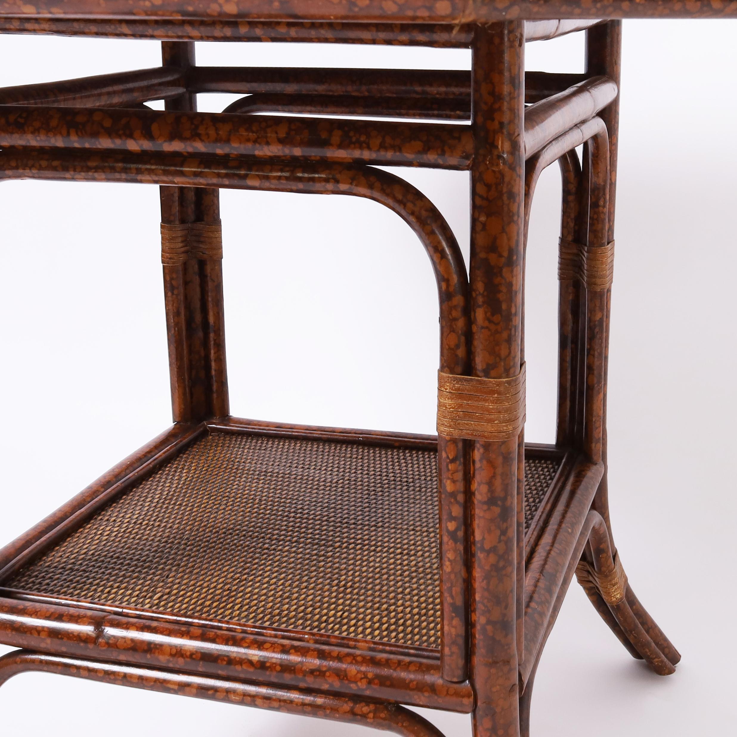 Table à deux niveaux vintage en faux bambou et toile de gazon Bon état - En vente à Palm Beach, FL
