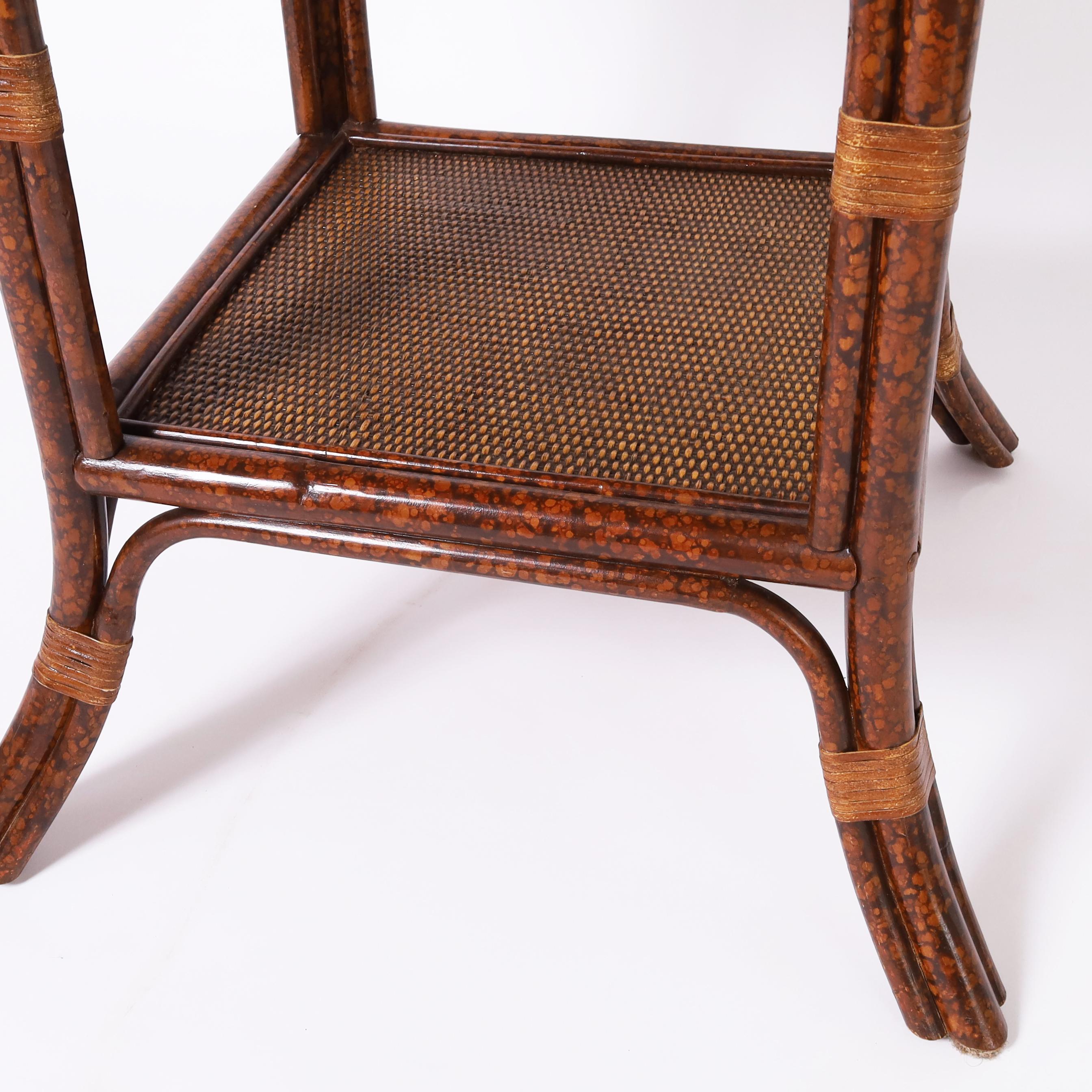 20ième siècle Table à deux niveaux vintage en faux bambou et toile de gazon en vente