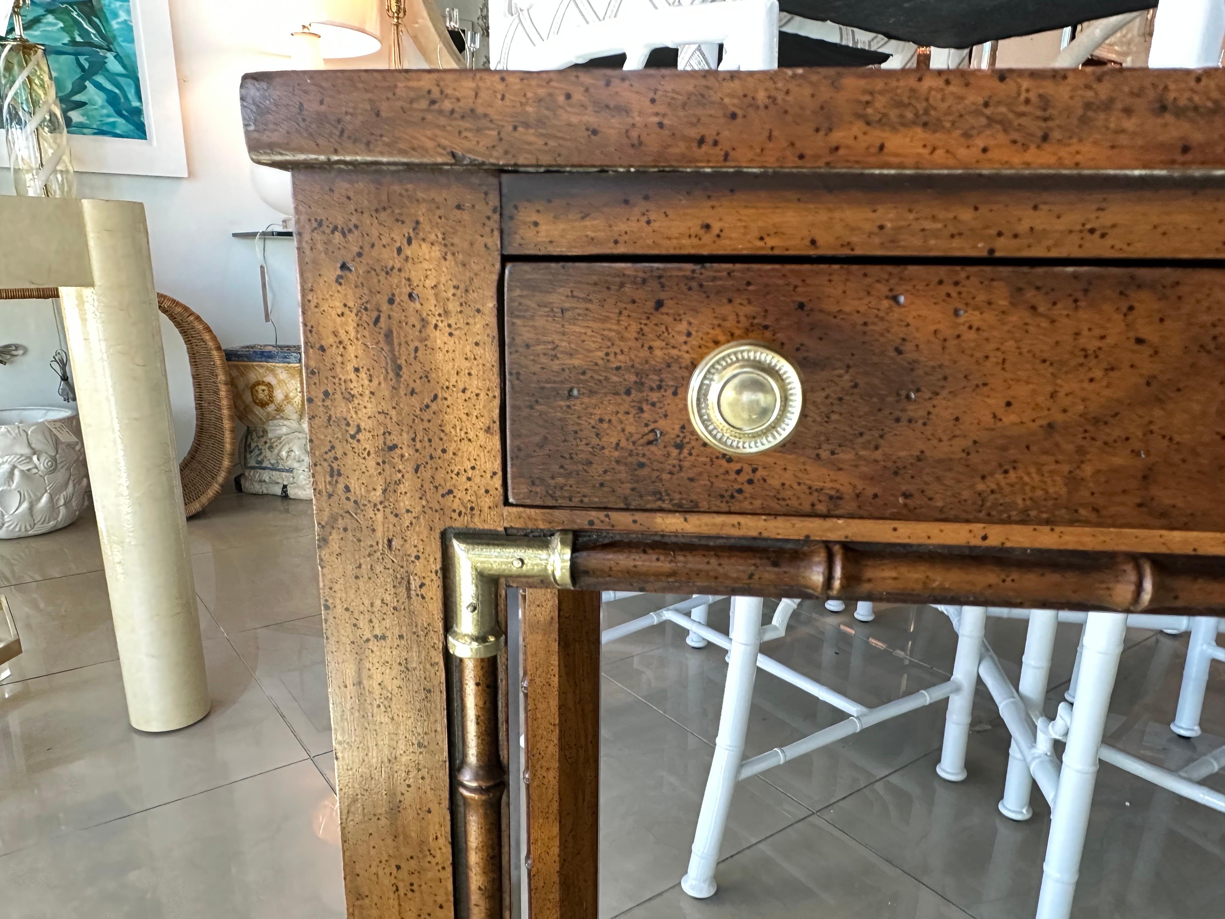 Weiman-Konsolentisch oder Schreibtisch aus Kunstbambus, Messing und Holz mit Schubladen (Ende des 20. Jahrhunderts) im Angebot