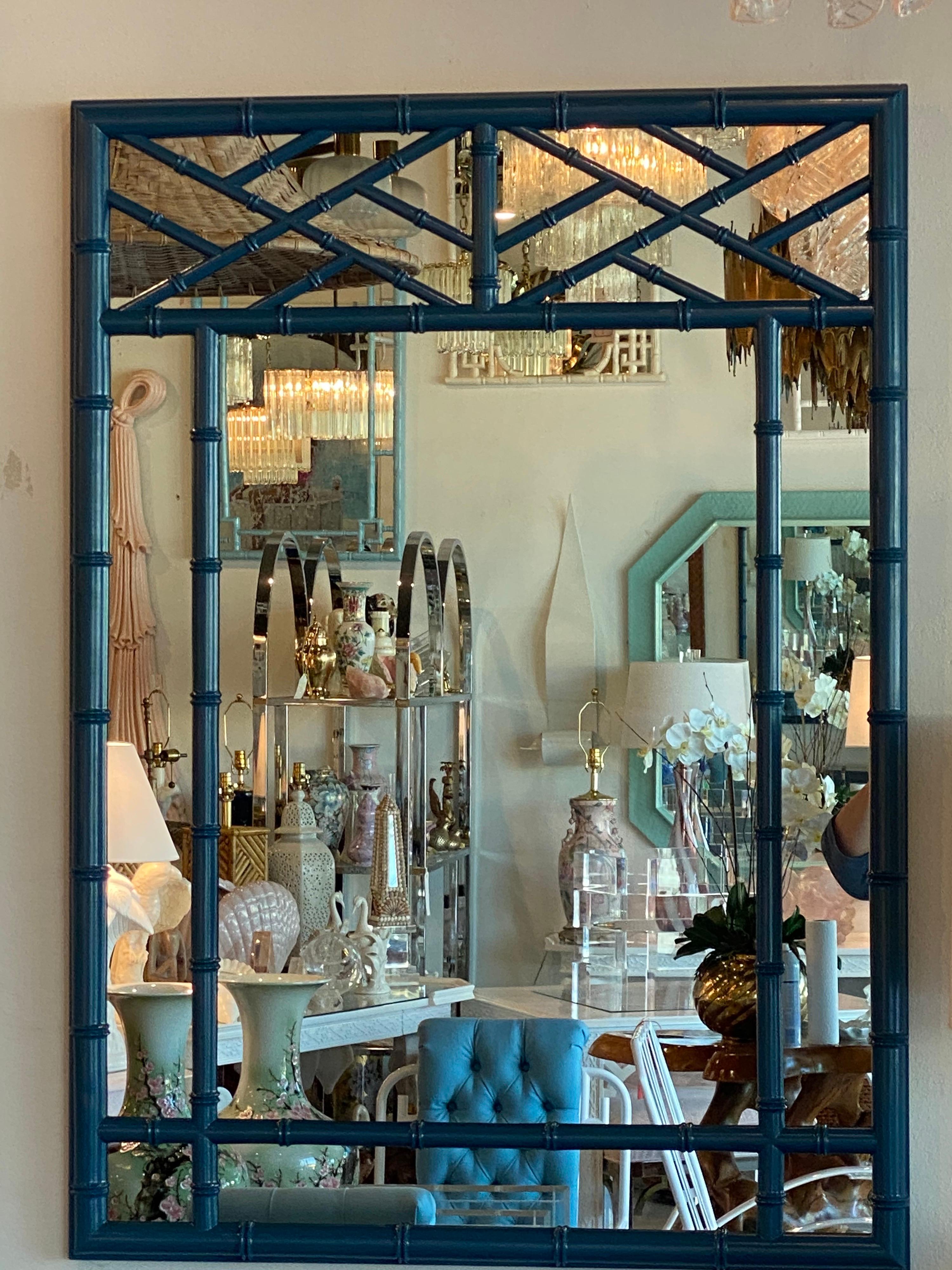 Vieux miroir mural laqué bleu en faux bambou de style Chippendale chinois en vente 3