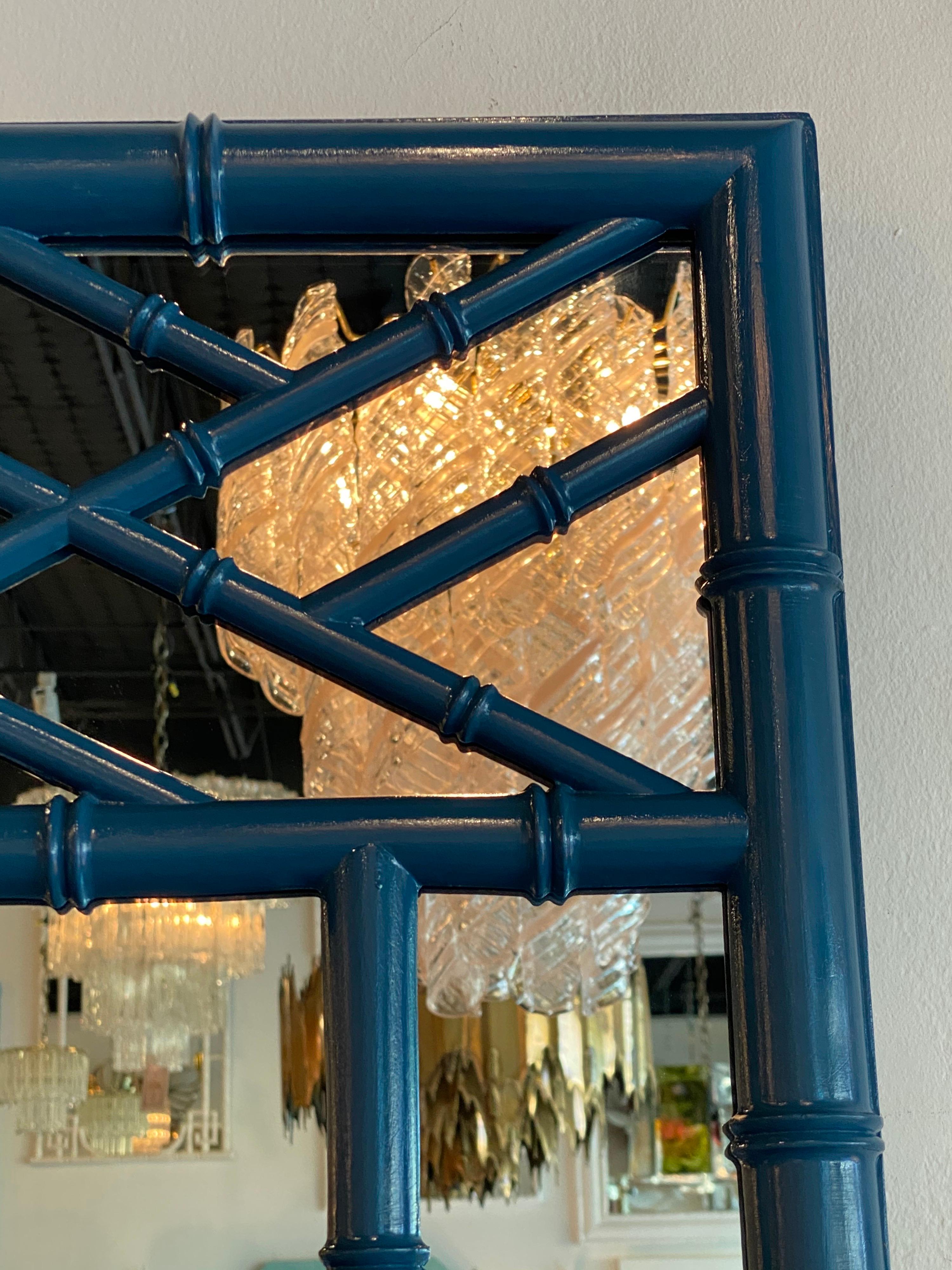 Vieux miroir mural laqué bleu en faux bambou de style Chippendale chinois en vente 4
