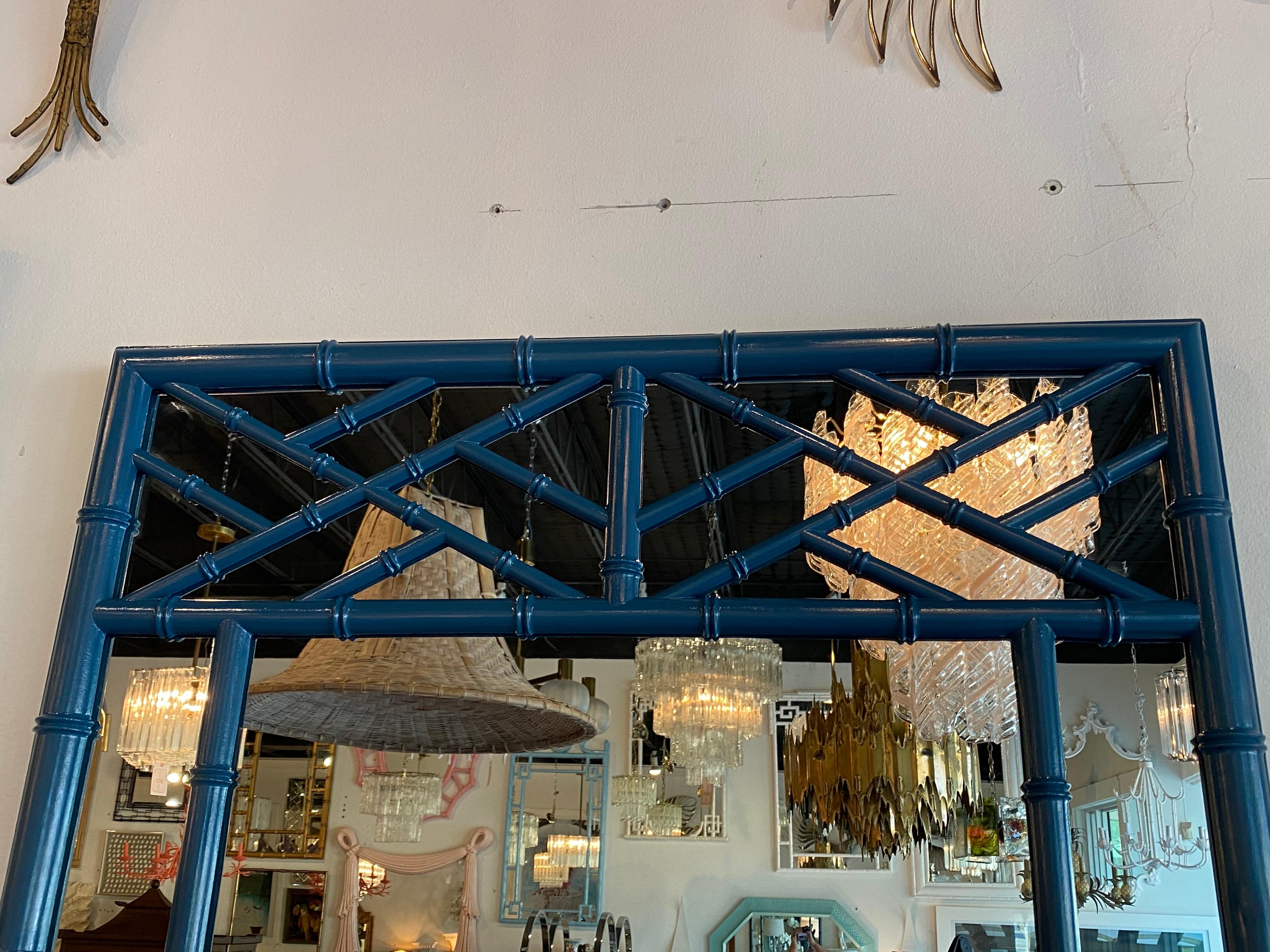 Vieux miroir mural laqué bleu en faux bambou de style Chippendale chinois en vente 8