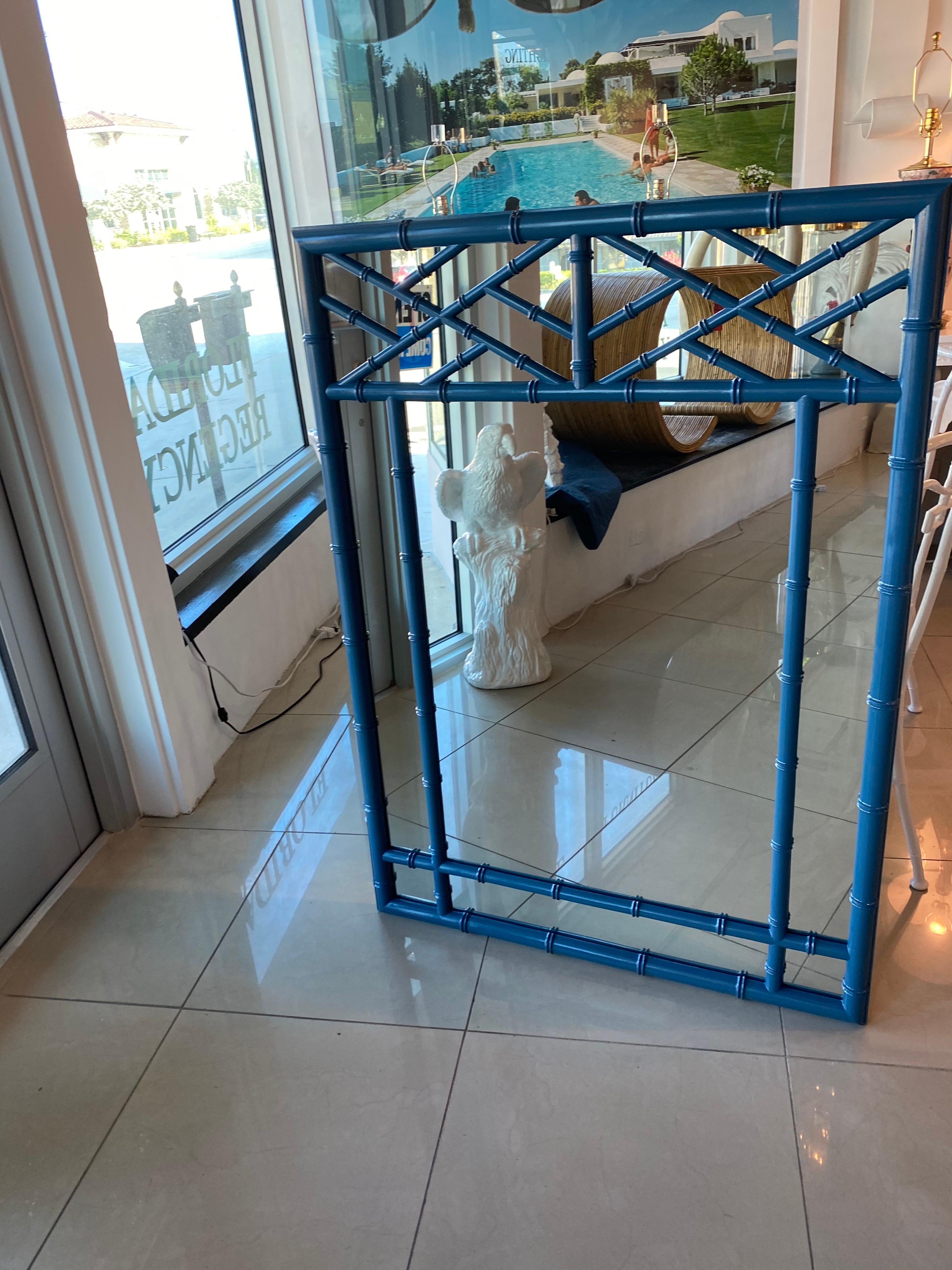 Miroir mural chinois chippendale vintage en faux bambou. Nouvellement, professionnellement laqué dans un beau bleu.