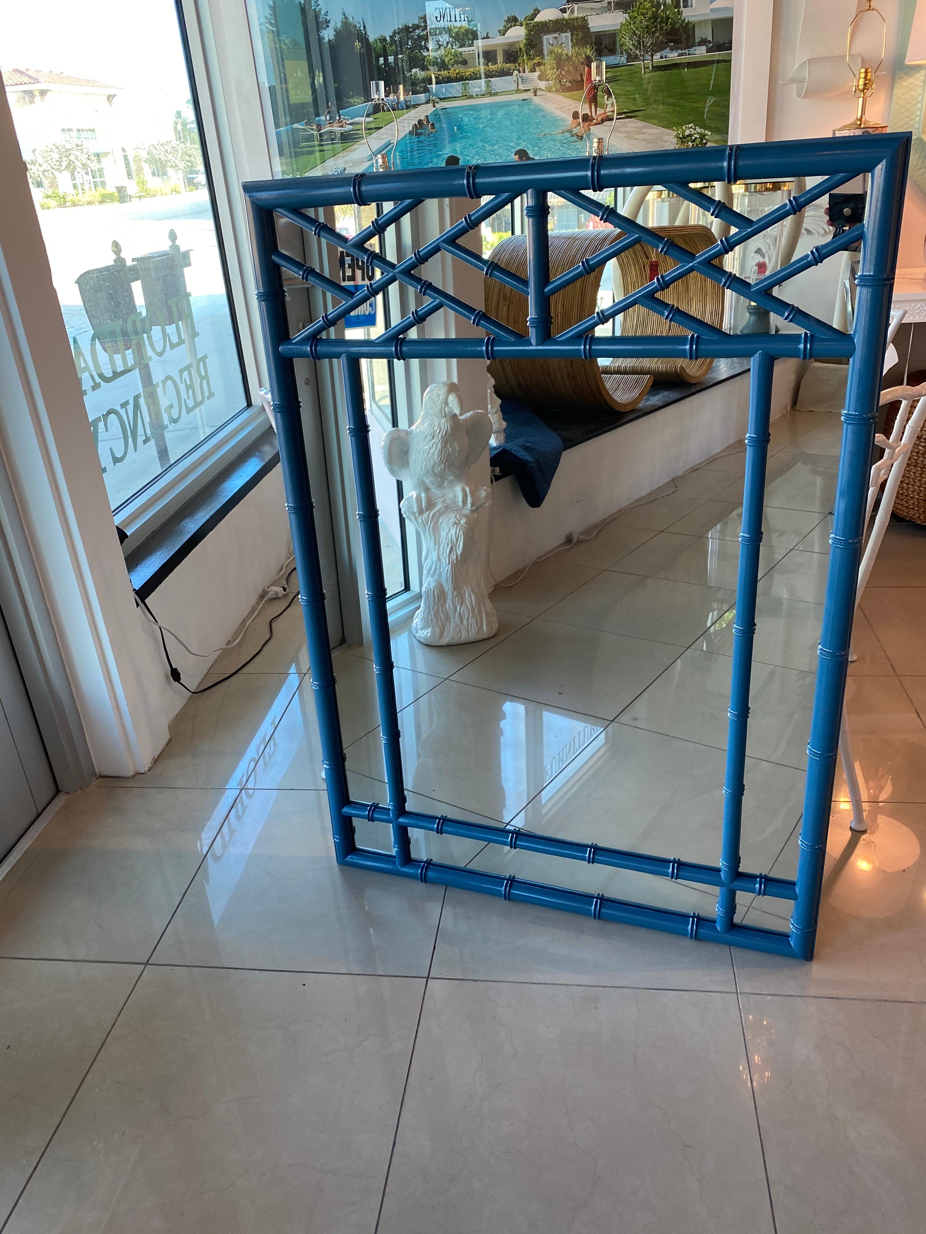 Américain Vieux miroir mural laqué bleu en faux bambou de style Chippendale chinois en vente