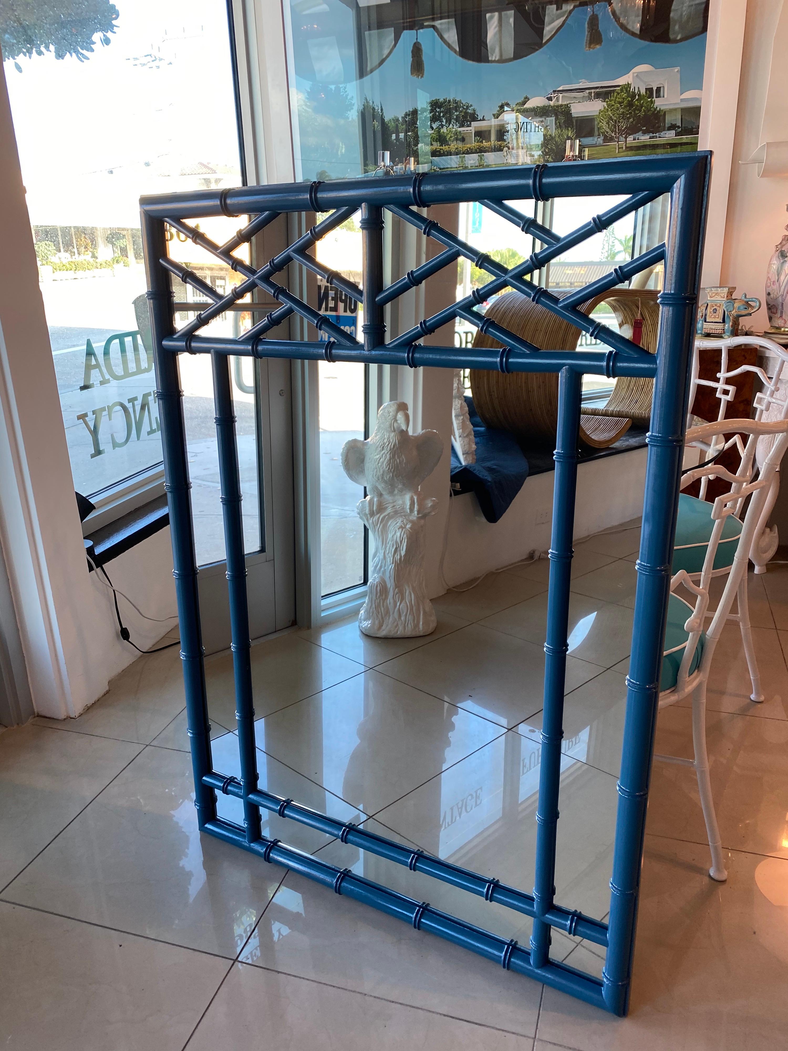 Vieux miroir mural laqué bleu en faux bambou de style Chippendale chinois Bon état - En vente à West Palm Beach, FL