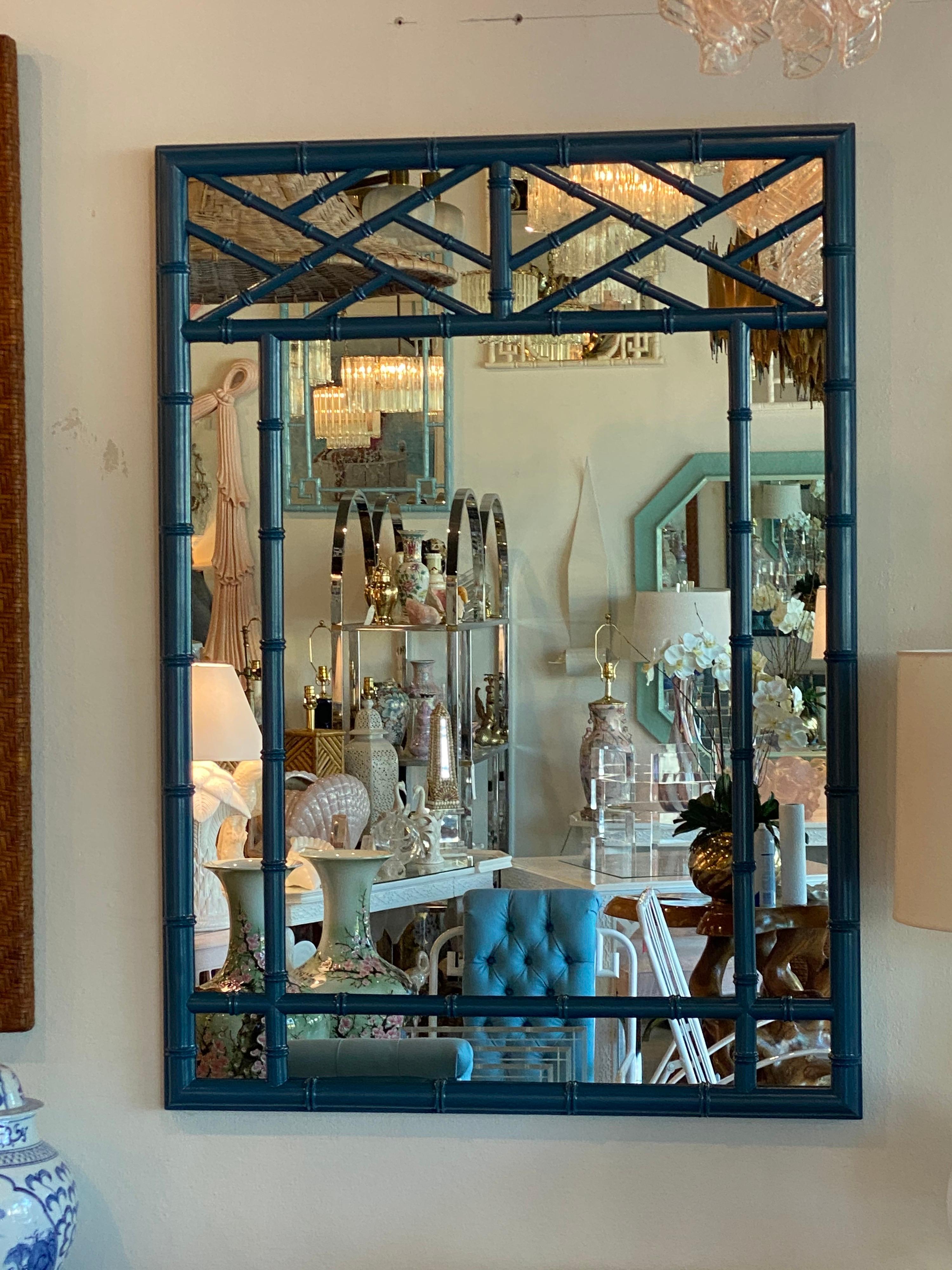 Fin du 20e siècle Vieux miroir mural laqué bleu en faux bambou de style Chippendale chinois en vente